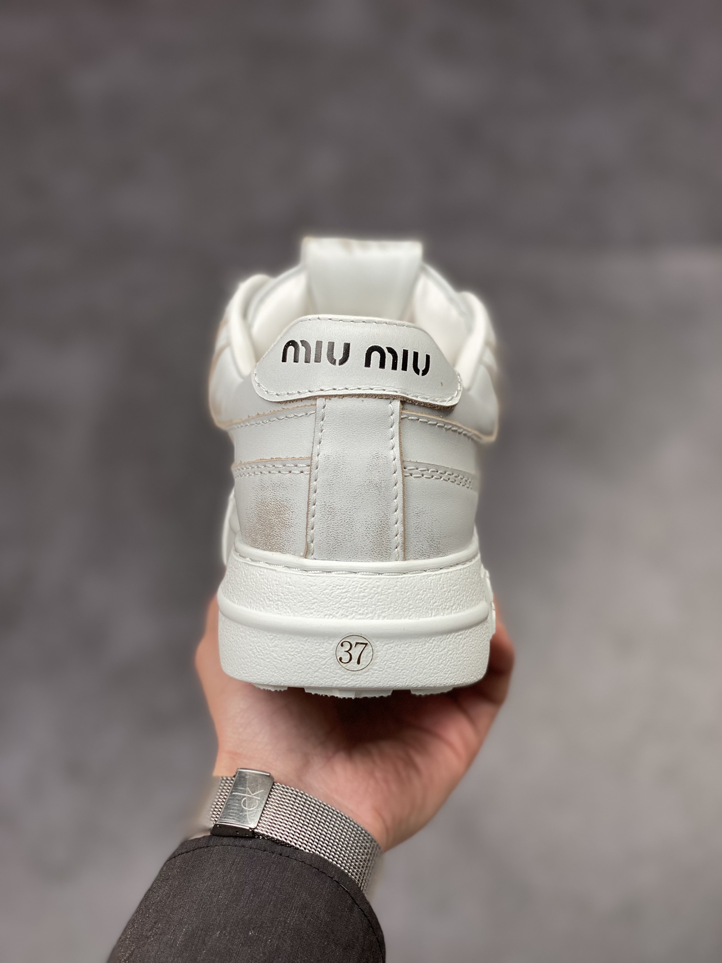 MIU MIU Miaojia's early spring new casual white shoes are retro and fashionable