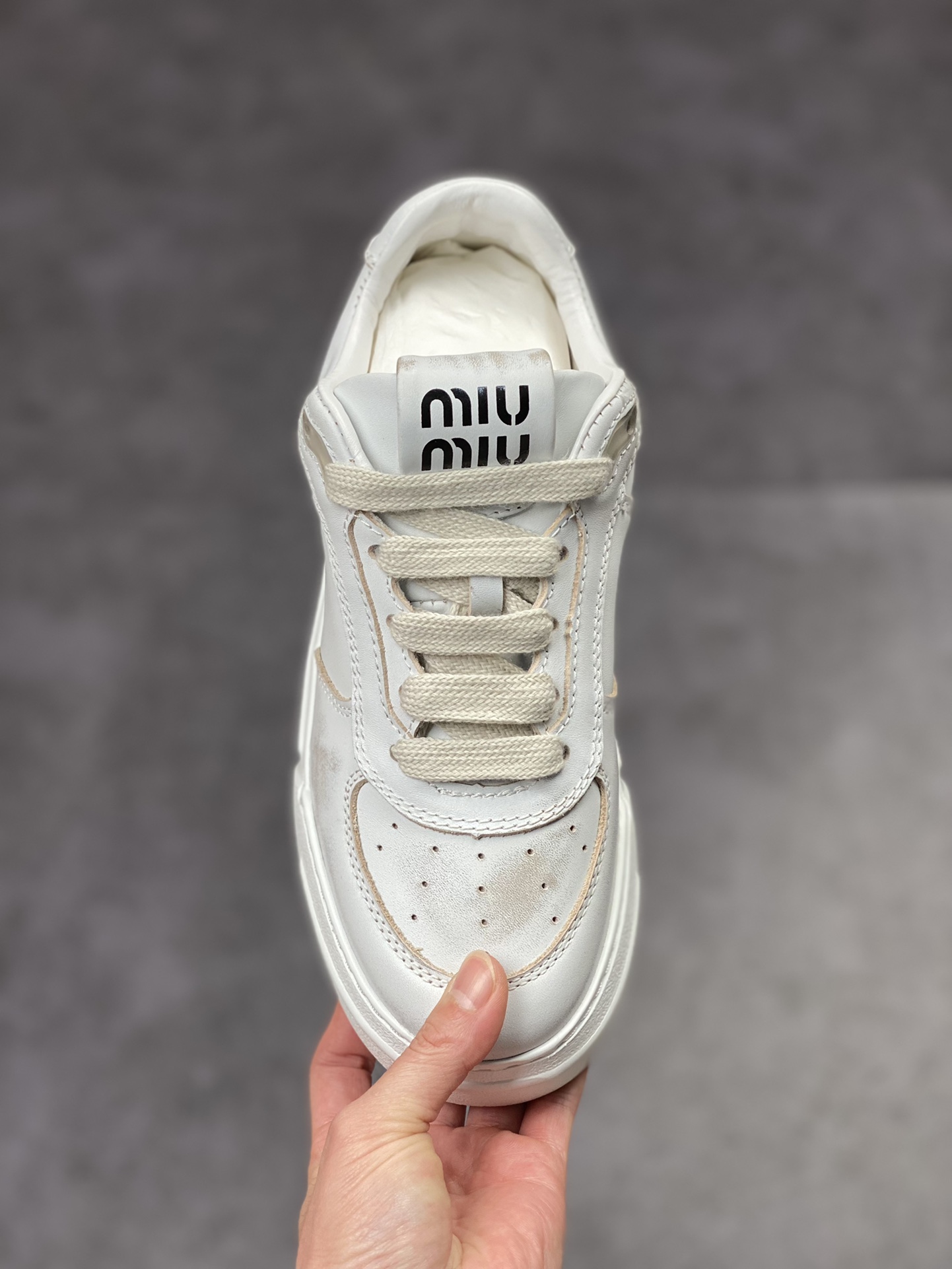 MIU MIU Miaojia's early spring new casual white shoes are retro and fashionable