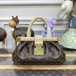 Louis Vuitton LV Monogram Clutch Fake
 Handbags Clutches & Pouch Bags Crossbody & Shoulder Bags Canvas Cowhide Spring/Summer Collection M46544