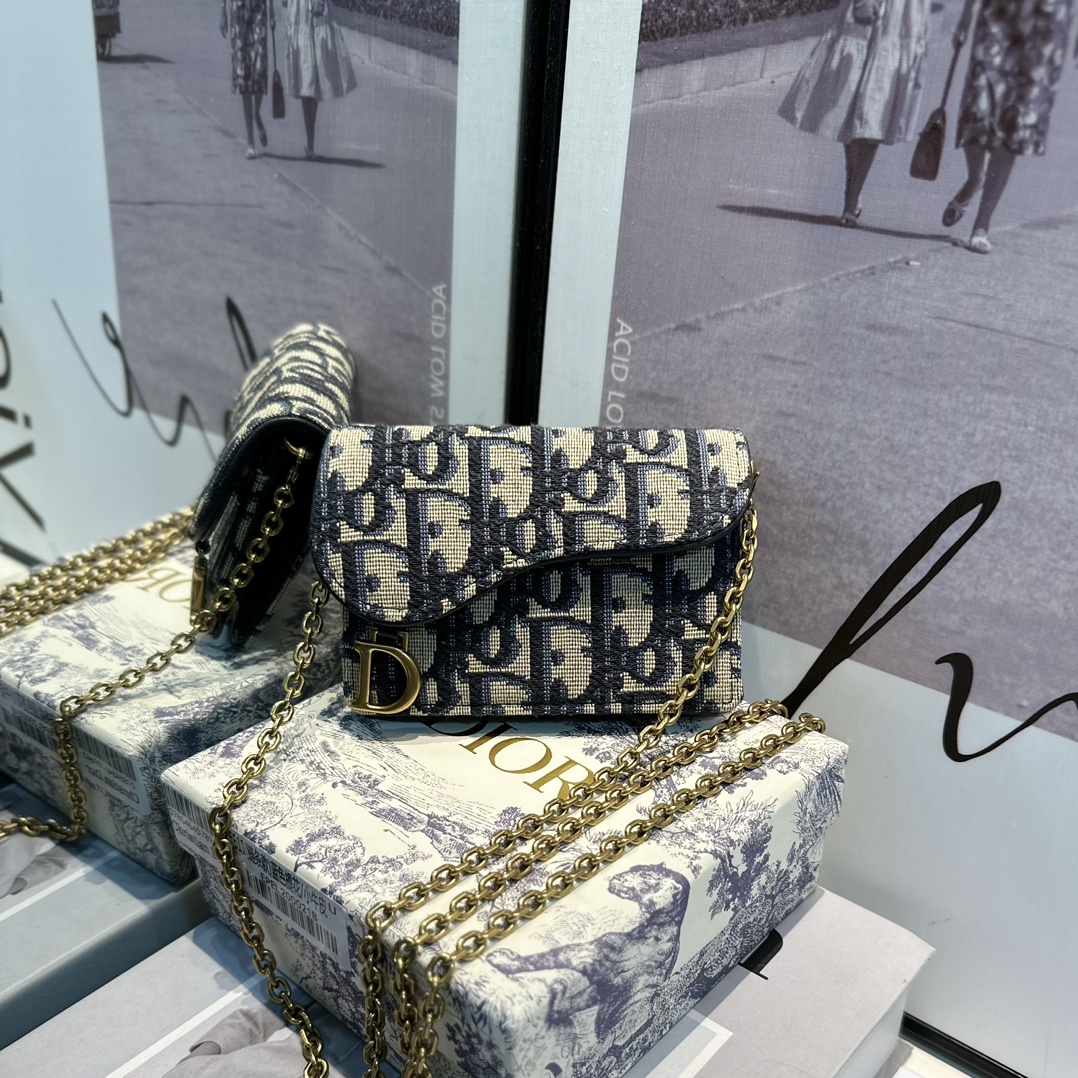 NO:671521,s5611 chain item is equipped with the original chain Dior wallet modified Dior diagonal jacquard saddle-shaped flap <The capacity can hold five or six cards, and some cash. It can hold a single small key, but it cannot hold lipstick information and other modifications. I am 172cm tall and chose a chain with a length of 105cm. I personally like the chain to be shorter. Purchased from Little Ideal Workshop~ The modification is carried on the back of the body. Although it is super mini, it can be cute hahaha.  The quality of the chain is very good, and it looks very nice and convenient to match!  Transformation successful!  Size 10.5*7*3cm, Dior wallet, dior, dior, wallets19860909s5611链条款配原厂链条dior钱包改造迪奥斜提花鞍形翻盖 <容量可以装五六张卡,还可以放一些现金.可以放单个的小钥匙,但是放不下口红息之类的改造我身高172,选择的是105cm长度的链条,我个人喜欢链条短一些.购买于小理想工坊~ 改造后背在身上,虽然超级mini,但是可以装可爱哈哈哈. 链条质量很好,搭配着非常好看方便！改造成功！尺寸10.5*7*3cm,Dior钱包,dior,dior,wallets,欧美剧