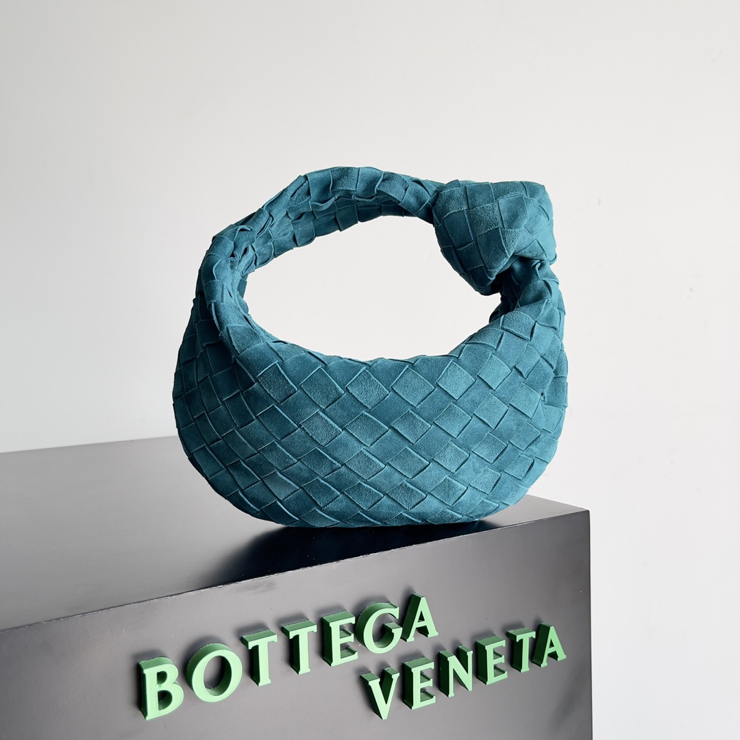 Bottega veneta͙.———\n最新款编织打结hobo \n    顶级小羊皮皮质很软，包形独特特别实用耐装，保留了传统的编织元素的同时多了几分张扬～ 采用羊皮手工编织制作 拉链开合 弧形无缝结构 搭配起来毫不费力 力荐  市场最高端欢迎来对比\n         【出厂均配全套包装】\nsize：xxcm。   型号：