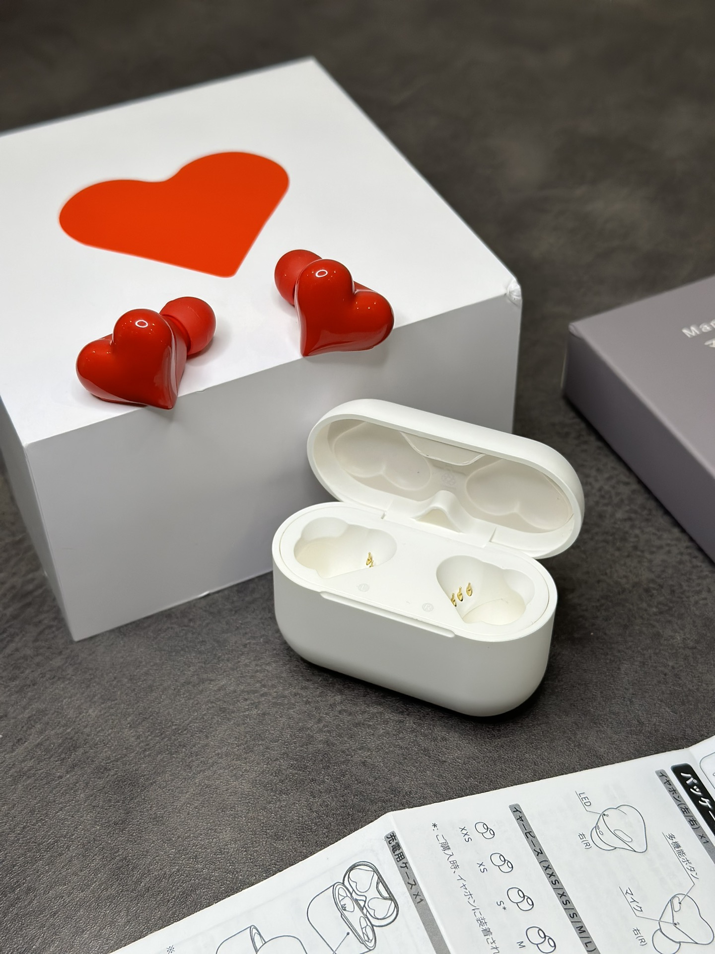 爆款出货💰130
正确版 Osyairo HeartBuds❤️爱心蓝牙耳机
造型非常独特 既能听歌又能当饰品
日本韩国各大网红潮人纷纷入手 摆拍非常好看
这么好看的外观能俘虏一大批女生的芳心
音质见仁见智 绝对能媲美千元级别耳机的音效

充满电续航时间可达6小时 待机3天左右
标配5副替换耳塞 尺寸能完美适配各种耳形
耳机侧面带控制按键 可切歌接电话语音助手等
目前粉色 紫色 红色三个颜色现货  红色比较热门
这么好看的耳机 送女性朋友一定是加分的哦‼️

原装一比一包装 外观不磨损可退换 保修3个月