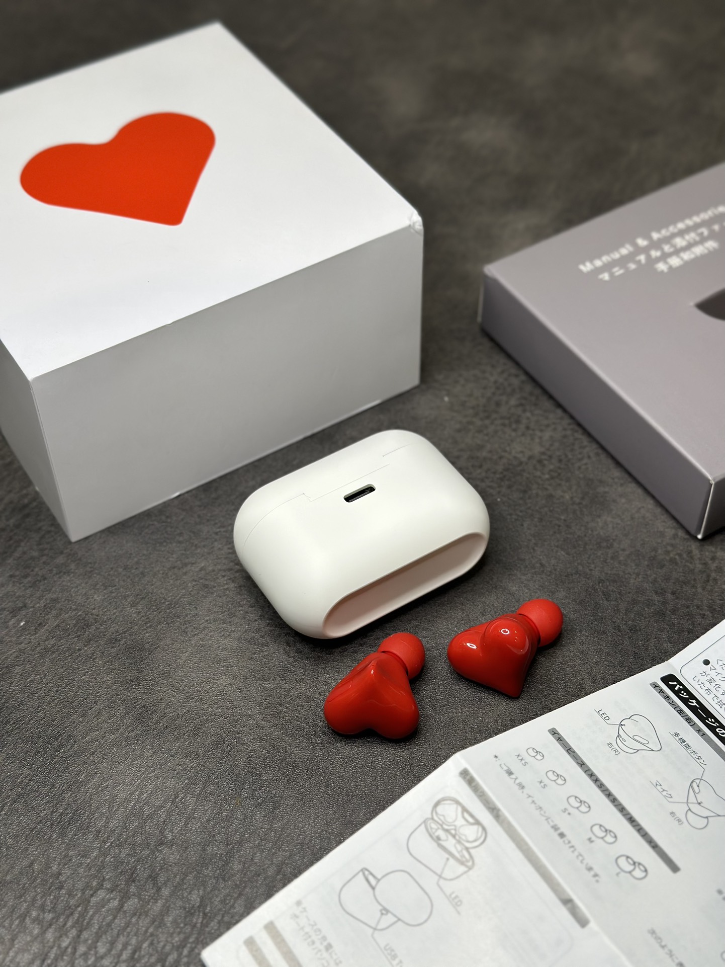 爆款出货💰130
正确版 Osyairo HeartBuds❤️爱心蓝牙耳机
造型非常独特 既能听歌又能当饰品
日本韩国各大网红潮人纷纷入手 摆拍非常好看
这么好看的外观能俘虏一大批女生的芳心
音质见仁见智 绝对能媲美千元级别耳机的音效

充满电续航时间可达6小时 待机3天左右
标配5副替换耳塞 尺寸能完美适配各种耳形
耳机侧面带控制按键 可切歌接电话语音助手等
目前粉色 紫色 红色三个颜色现货  红色比较热门
这么好看的耳机 送女性朋友一定是加分的哦‼️

原装一比一包装 外观不磨损可退换 保修3个月