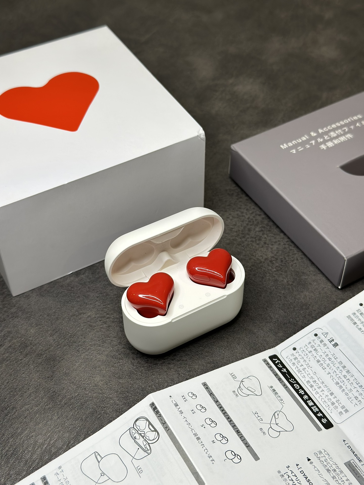 爆款出货💰130
正确版 Osyairo HeartBuds❤️爱心蓝牙耳机
造型非常独特 既能听歌又能当饰品
日本韩国各大网红潮人纷纷入手 摆拍非常好看
这么好看的外观能俘虏一大批女生的芳心
音质见仁见智 绝对能媲美千元级别耳机的音效

充满电续航时间可达6小时 待机3天左右
标配5副替换耳塞 尺寸能完美适配各种耳形
耳机侧面带控制按键 可切歌接电话语音助手等
目前粉色 紫色 红色三个颜色现货  红色比较热门
这么好看的耳机 送女性朋友一定是加分的哦‼️

原装一比一包装 外观不磨损可退换 保修3个月