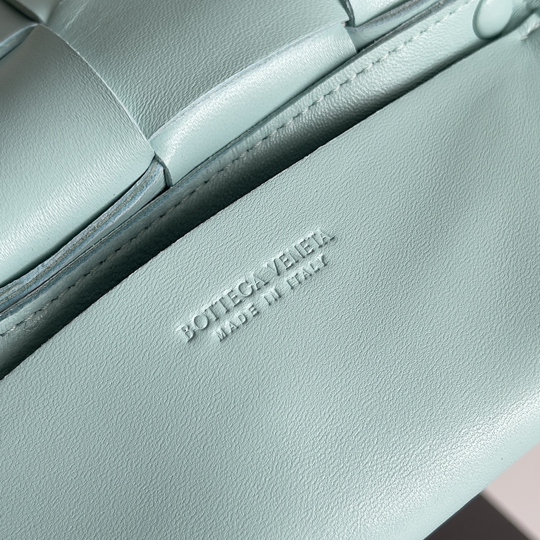 🉐️340
Bottega Veneta 🌟 BELT BAG
新鲜出炉的小腰包真的萌到我了，全羊皮手工编织的Mini Cassette 四处散发的可爱气息 简直人见人爱 花见花开❤️ 
尺寸：9.5*17.5*5cm
款号：639367
颜色：蒂芙尼蓝