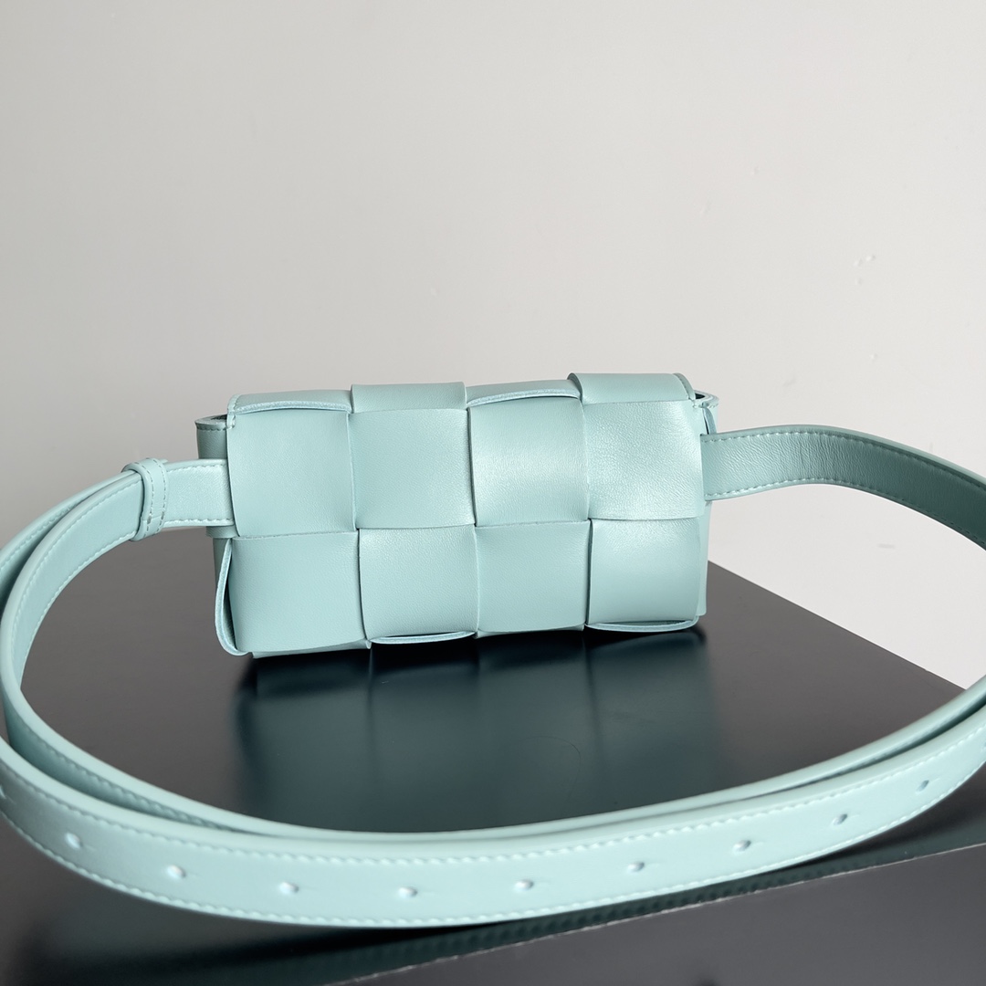 🉐️340
Bottega Veneta 🌟 BELT BAG
新鲜出炉的小腰包真的萌到我了，全羊皮手工编织的Mini Cassette 四处散发的可爱气息 简直人见人爱 花见花开❤️ 
尺寸：9.5*17.5*5cm
款号：639367
颜色：蒂芙尼蓝