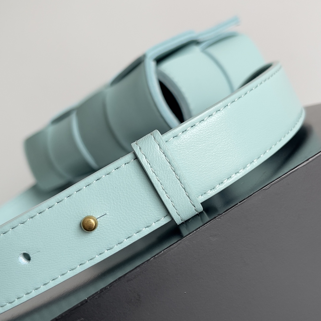 🉐️340
Bottega Veneta 🌟 BELT BAG
新鲜出炉的小腰包真的萌到我了，全羊皮手工编织的Mini Cassette 四处散发的可爱气息 简直人见人爱 花见花开❤️ 
尺寸：9.5*17.5*5cm
款号：639367
颜色：蒂芙尼蓝