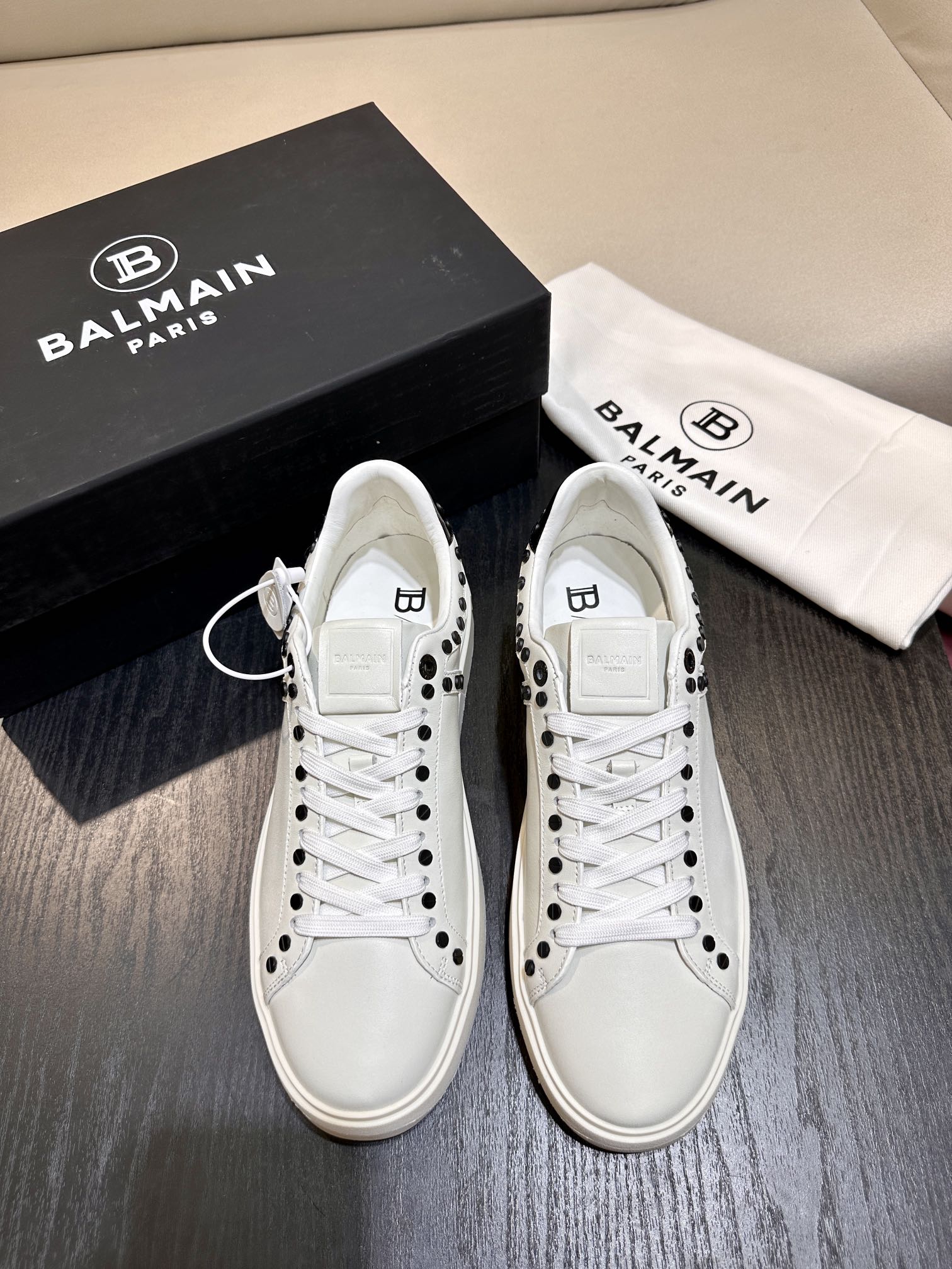 Zapatillas de cuero Balmain B-Court Estas zapatillas de cuero B-Court provienen de Balmain. Made in Italy Tal…