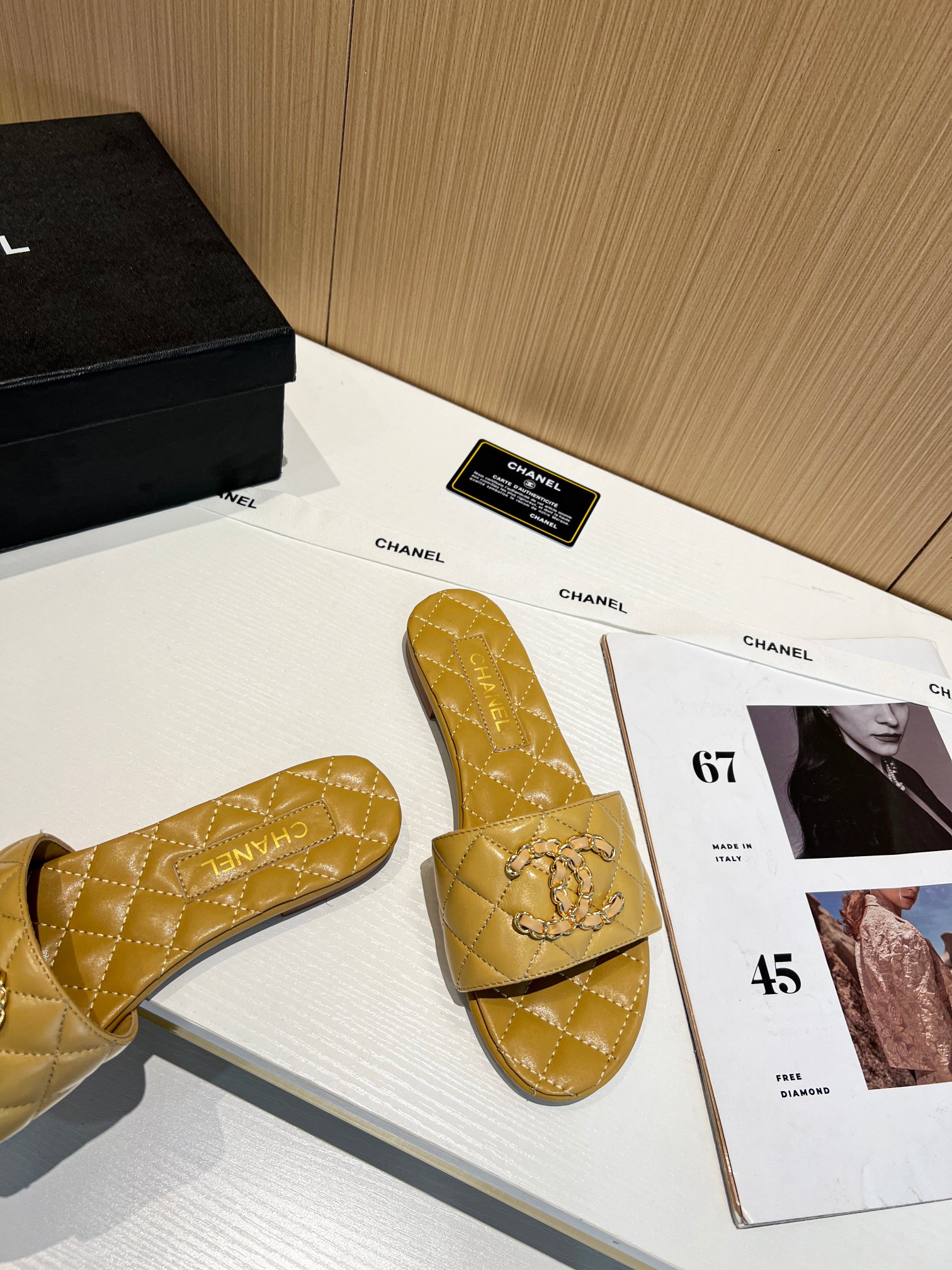 NO:237098,Chanel Xiaoxiang C home sandals series, synchronized on the official website, classic and elegant, casual outfits, original logo ~ uses imported cowhide and C home custom fabrics, and a variety of colors for the goddess to choose from!  Number of sizes 36~40 (35.41.42 custom made without return) can be made of genuine leather soles Factory, slippers, chanel, chanel, chanel, slippers, cowhide, Leather soles19860909Chanel香奈儿小香C家凉拖系列 官网同步,经典高雅 ,随意穿搭 原版logo标～选用进口牛皮和c家定制面料,多种颜色供女神选择！ 码数36～40(35.41.42定做不退换) 可做真皮大底 工厂,拖鞋,chanel,chanel,chanel,slippers,cowhide,Leather soles,Women's Shoes