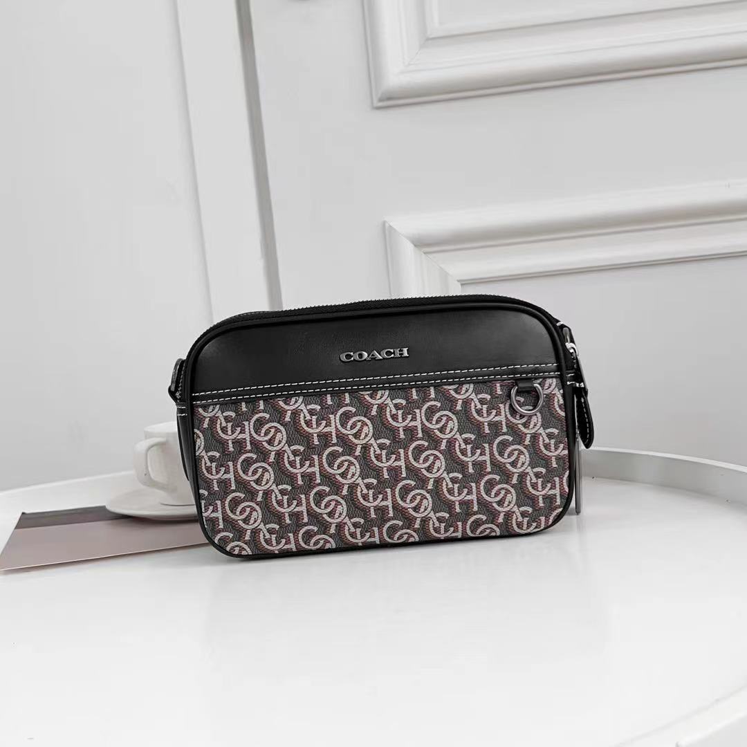 Coach C家 3月新品 Monogram 相机包CF484 推出新款 Monogram 满版老花字 交错而成的图案遍布整个面料~区别于 老花