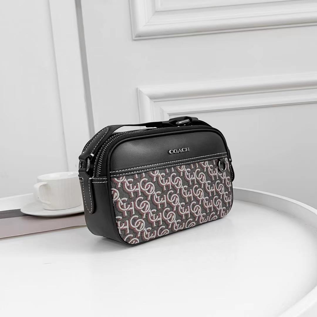 Coach C家 3月新品 Monogram 相机包CF484 推出新款 Monogram 满版老花字 交错而成的图案遍布整个面料~区别于 老花