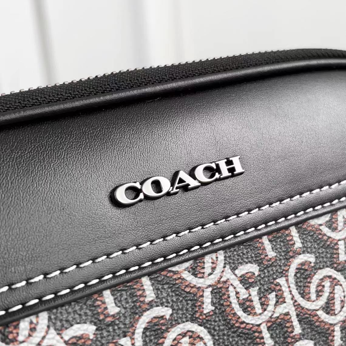 Coach C家 3月新品 Monogram 相机包CF484 推出新款 Monogram 满版老花字 交错而成的图案遍布整个面料~区别于 老花