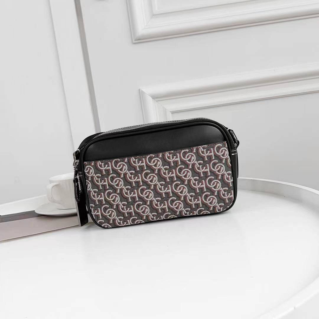 Coach C家 3月新品 Monogram 相机包CF484 推出新款 Monogram 满版老花字 交错而成的图案遍布整个面料~区别于 老花
