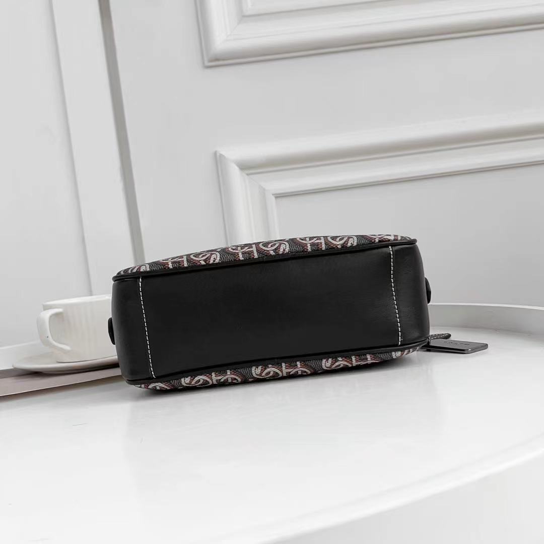 Coach C家 3月新品 Monogram 相机包CF484 推出新款 Monogram 满版老花字 交错而成的图案遍布整个面料~区别于 老花