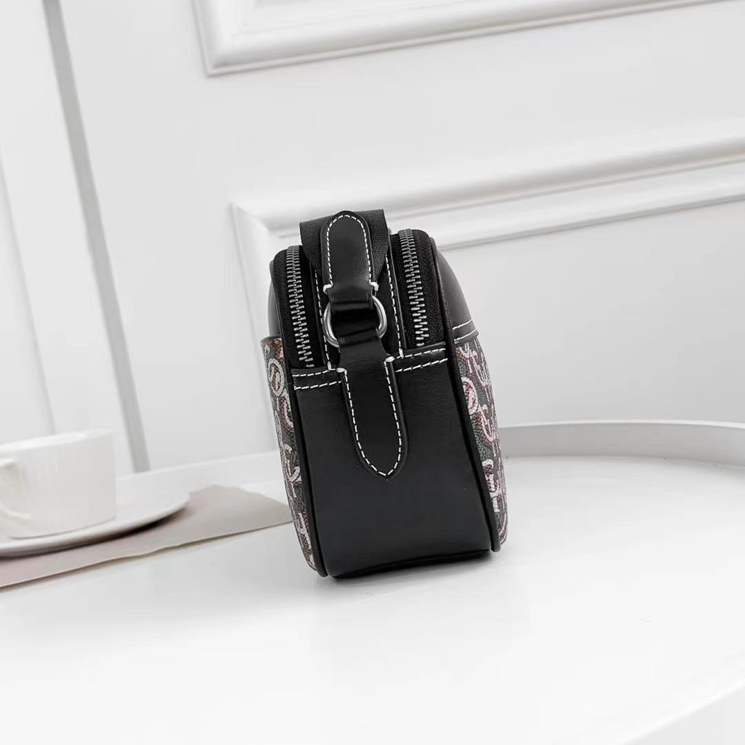 Coach C家 3月新品 Monogram 相机包CF484 推出新款 Monogram 满版老花字 交错而成的图案遍布整个面料~区别于 老花
