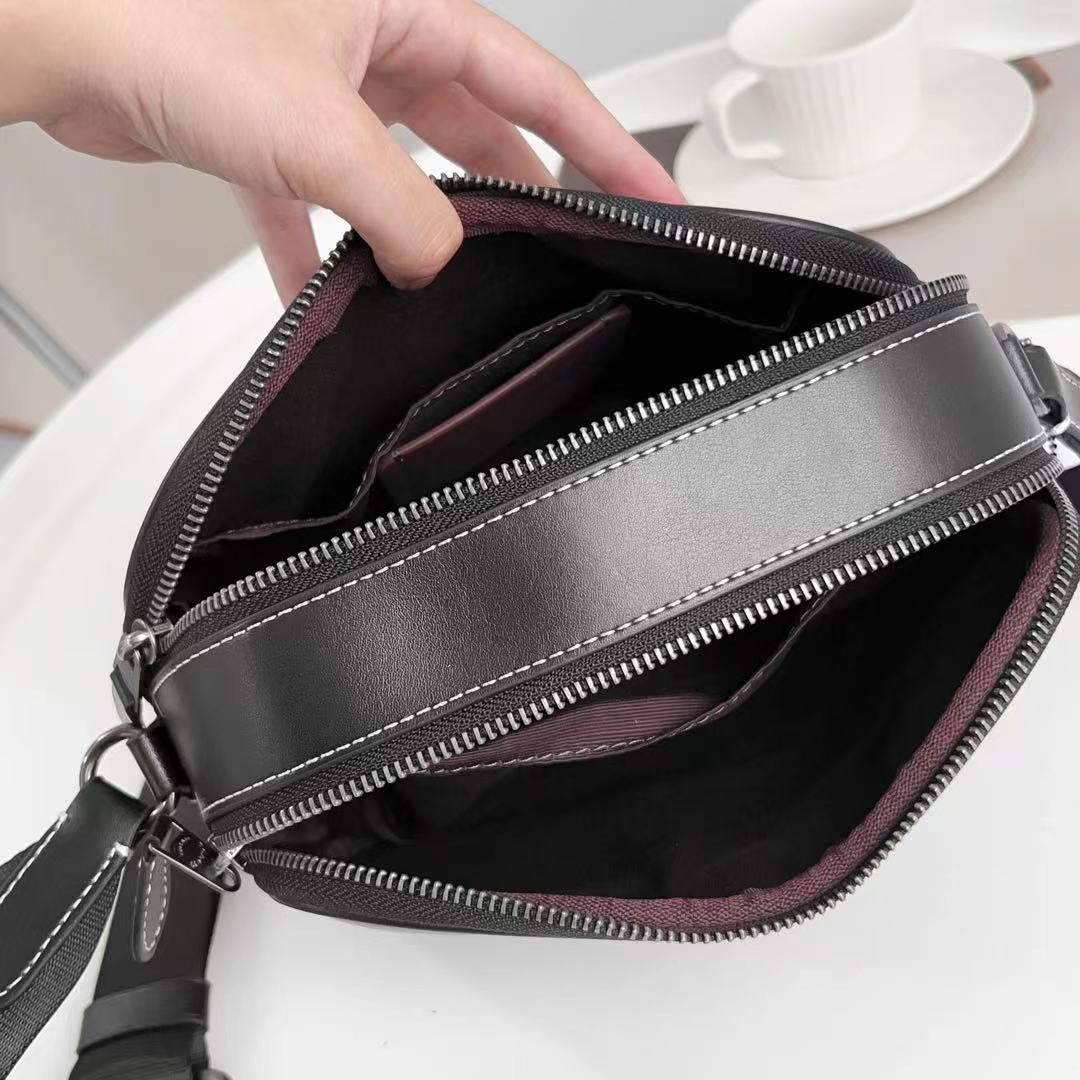 Coach C家 3月新品 Monogram 相机包CF484 推出新款 Monogram 满版老花字 交错而成的图案遍布整个面料~区别于 老花