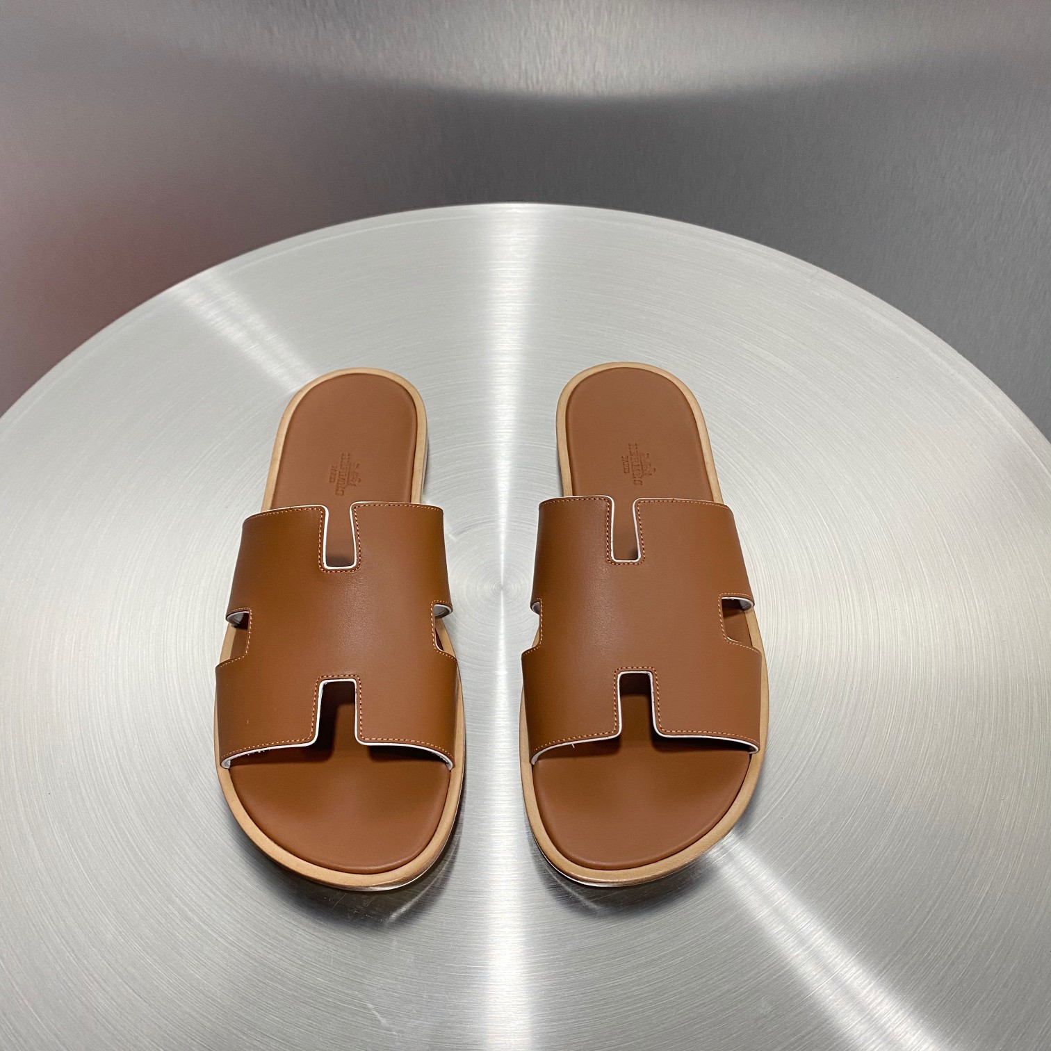 Hermès 夏季新品••【HERMÈS】爱马仕 • H拖～高端男士 凉鞋•沙滩鞋 拖鞋～ 同步～ 代购货 进口鞋面 牛皮内里 牛皮垫脚 真皮大底