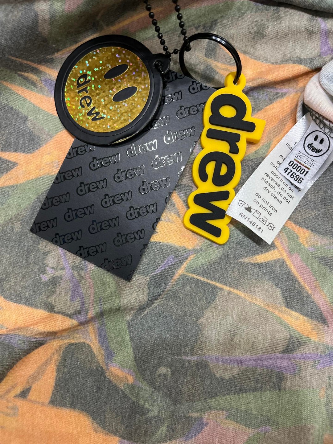 正确版本上新💰73🔜D19#
-顶级版本 drew house 笑脸字母天堂鸟印花短袖T恤宽松版男女同款-
按DW原版1:1复刻从面料到辅料全部跟ZP保持一致,面料:采用高级定制的280克纯棉,我们对比的不是任何一家货,只对比YUAN版,由织出的胚布经过高温环保染色,保证每一缸都对准yuan版颜色,出缸之后再经过高温洗水,保证手感的同时降低缩水率,手感偏重磅厚实,表面比较顺滑细腻,手感柔软稍有弹性上身感觉及其舒适。颜色齐全,色差还原度极高。辅料以及做工细节:后领织带包边延伸到肩部加固,注意细节井口与肩膀处的衔接处打了倒针,更加无缝衔接,收到货可以细看对比普通货, 采用热固油墨丝网印花,最简单的东西往往才是最考验细节,进口环保浆料,上手的质感如无物,不会让你感觉到是印上去的,和面料融为一体的手感。全套定制的YUAN 版辅料,吊牌,洗水,主唛,小到别针,安排定制到位。 尺码: S.M.L.XL
颜色:迷彩
S :衣长72 胸围118 肩宽49
M:衣长74 胸围122 肩宽51
L :衣长76 胸围126 肩宽53
XL;衣长78 胸围128 肩宽55