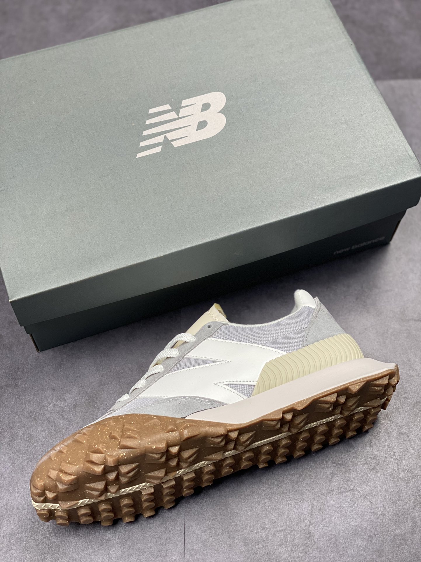 The New Balance XC72 series uses suede leather and twill canvas upper material