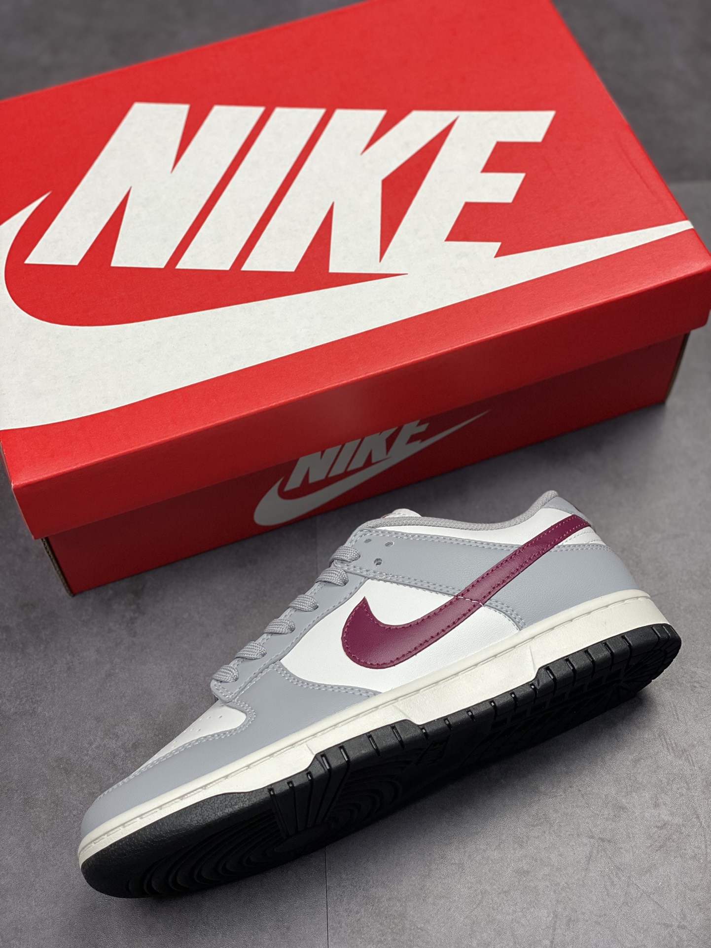 300 Nike SB Dunk Low ”Grey White” 灰酒红 DD1503-122