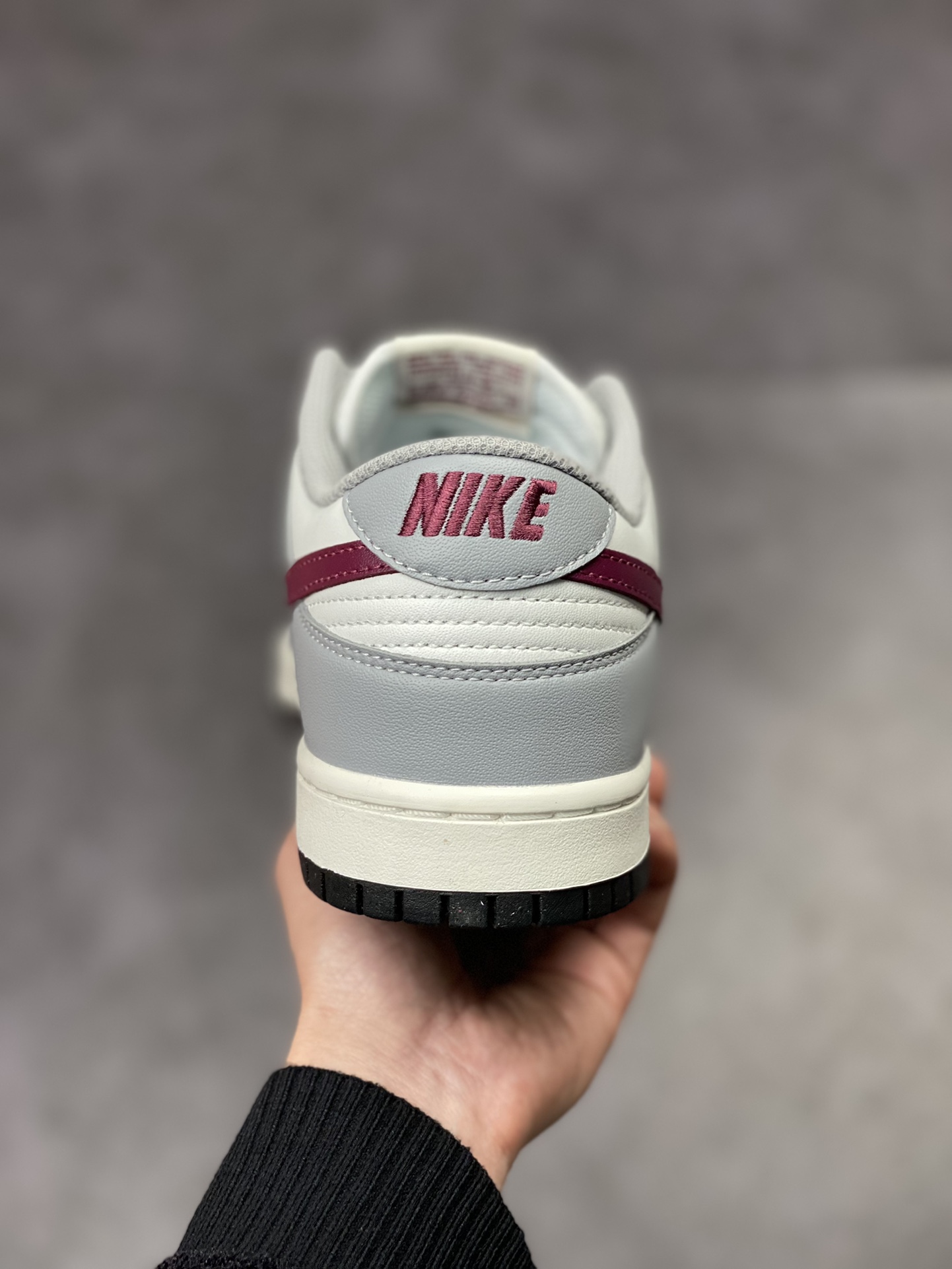 300 Nike SB Dunk Low ”Grey White” 灰酒红 DD1503-122