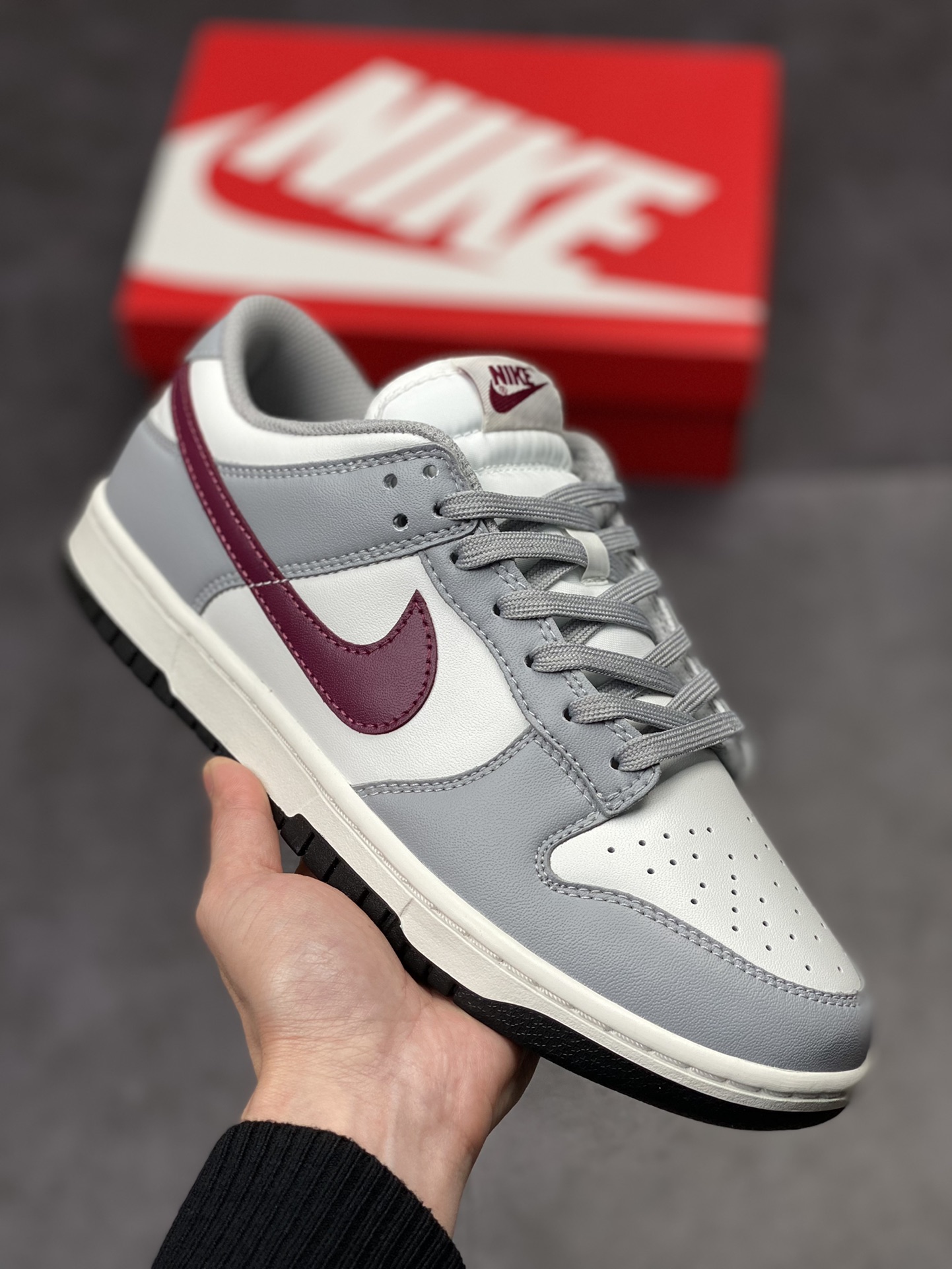 300 Nike SB Dunk Low ”Grey White” 灰酒红 DD1503-122