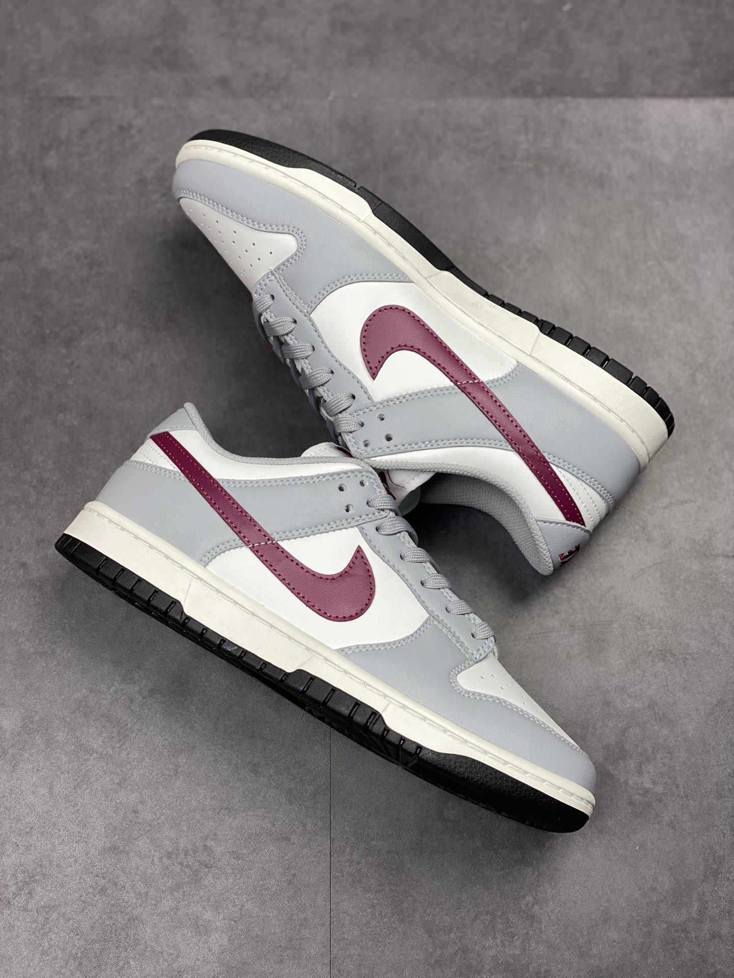 300 Nike SB Dunk Low ”Grey White” 灰酒红 DD1503-122