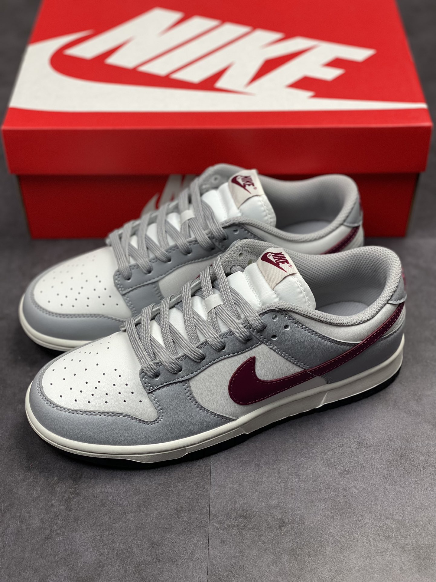 300 Nike SB Dunk Low ”Grey White” 灰酒红 DD1503-122