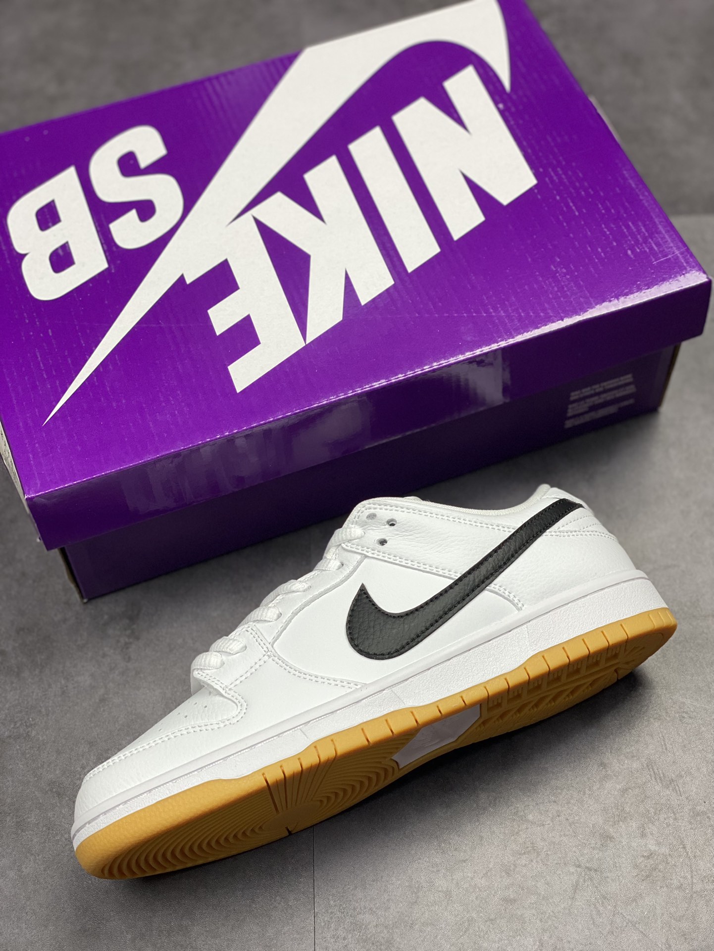 240 Nike Dunk SB Low Pro ”white gum” 白黑生胶 低帮休闲运动板鞋CD2563-101