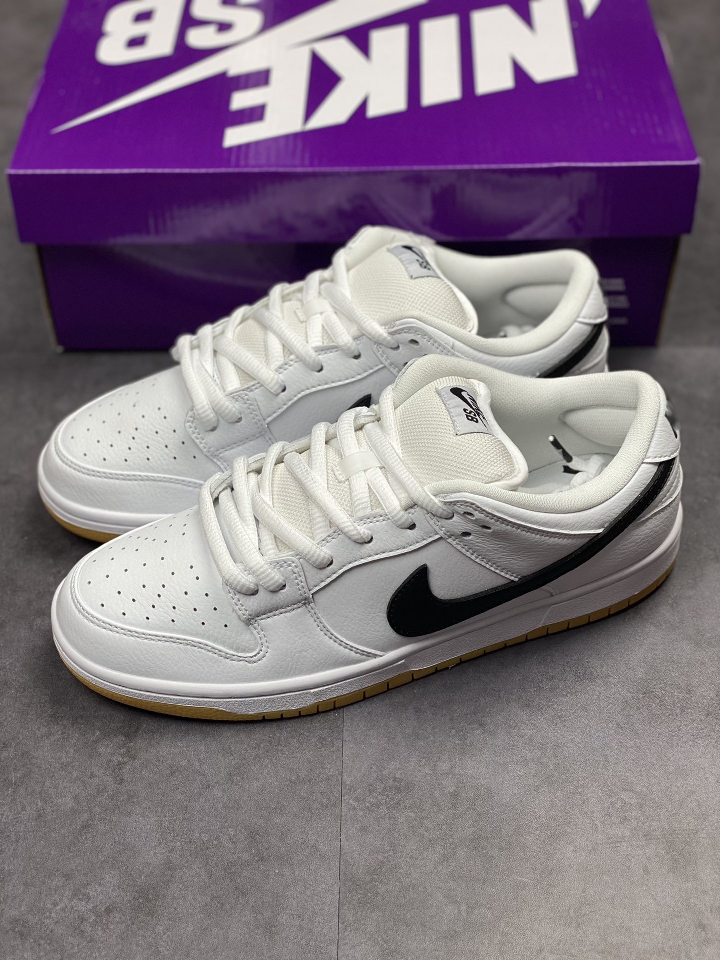 240 Nike Dunk SB Low Pro ”white gum” 白黑生胶 低帮休闲运动板鞋CD2563-101