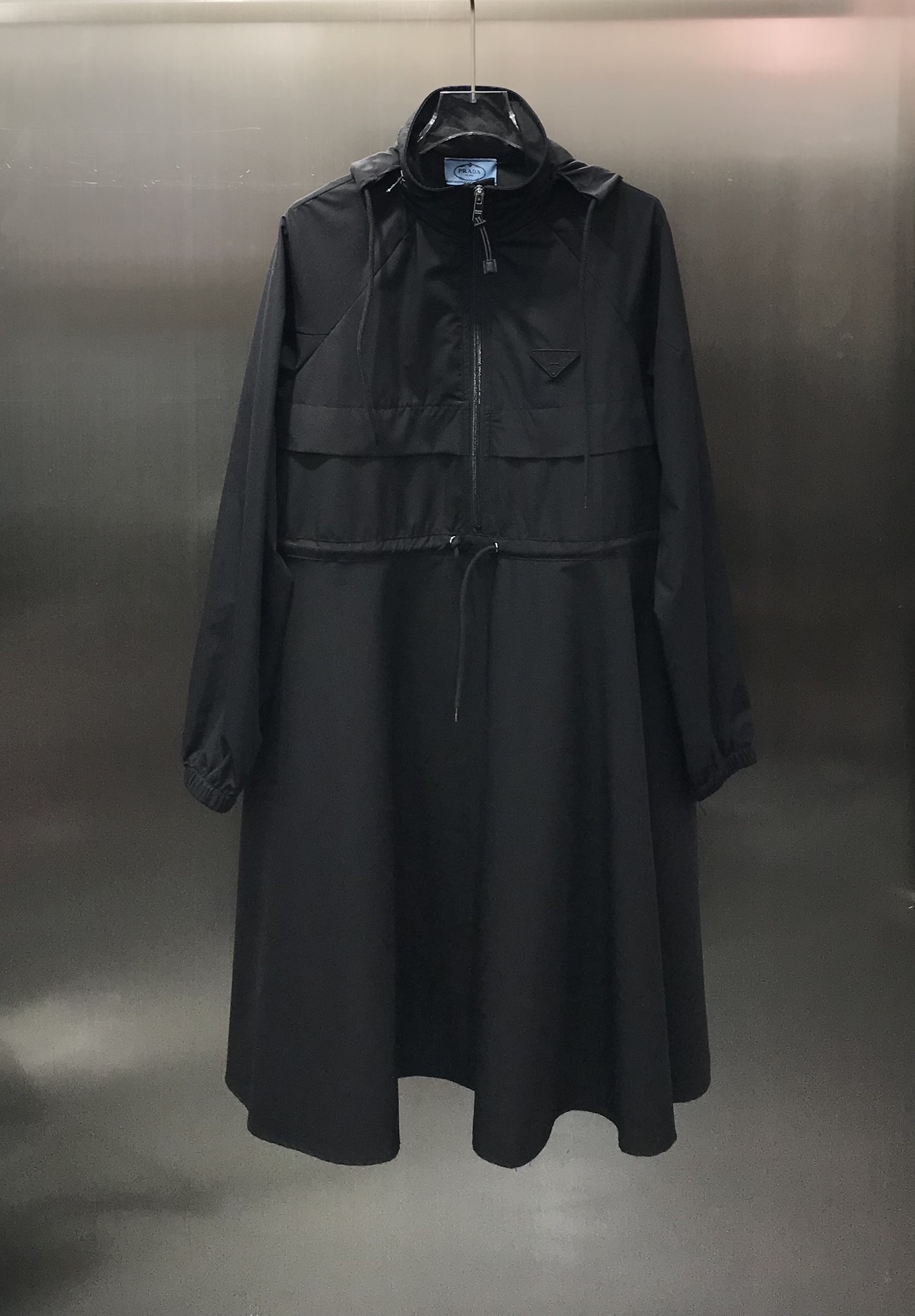 NO:696857,Prad* new product on the shelves. Stand-up collar half-zip hooded long shirt dress. Custom-made at the counter. Original custom-made cotton fabric. The non-iron anti-wrinkle treatment process is used to thoughtfully consider every part of the dress. Fashionable shirt dress free drawstring design to show the slim waist and perfect body proportions. Classic brand triangle logo embroidered logo decoration. Low-key luxury and high-end. Sweet and salty. The upper body is chic and handsome. Perfect workmanship. Look at the details. High version. Color, prada, skirts, hats,19860909Prad* 新品上架立领半拉链连帽长款衬衣裙专柜定制款原版定制棉质面料 沿用免烫抗皱处理工艺贴心的考虑到每处可时髦衬衣裙自由抽绳设计超显腰细完美呈现完美身材比例经典品牌三角标刺绣Logo装饰 低调奢华又高级可甜可盐上身潇洒帅气完美做工品质看细节～  高版本 色,,prada,skirts,hats,,Women's clothing