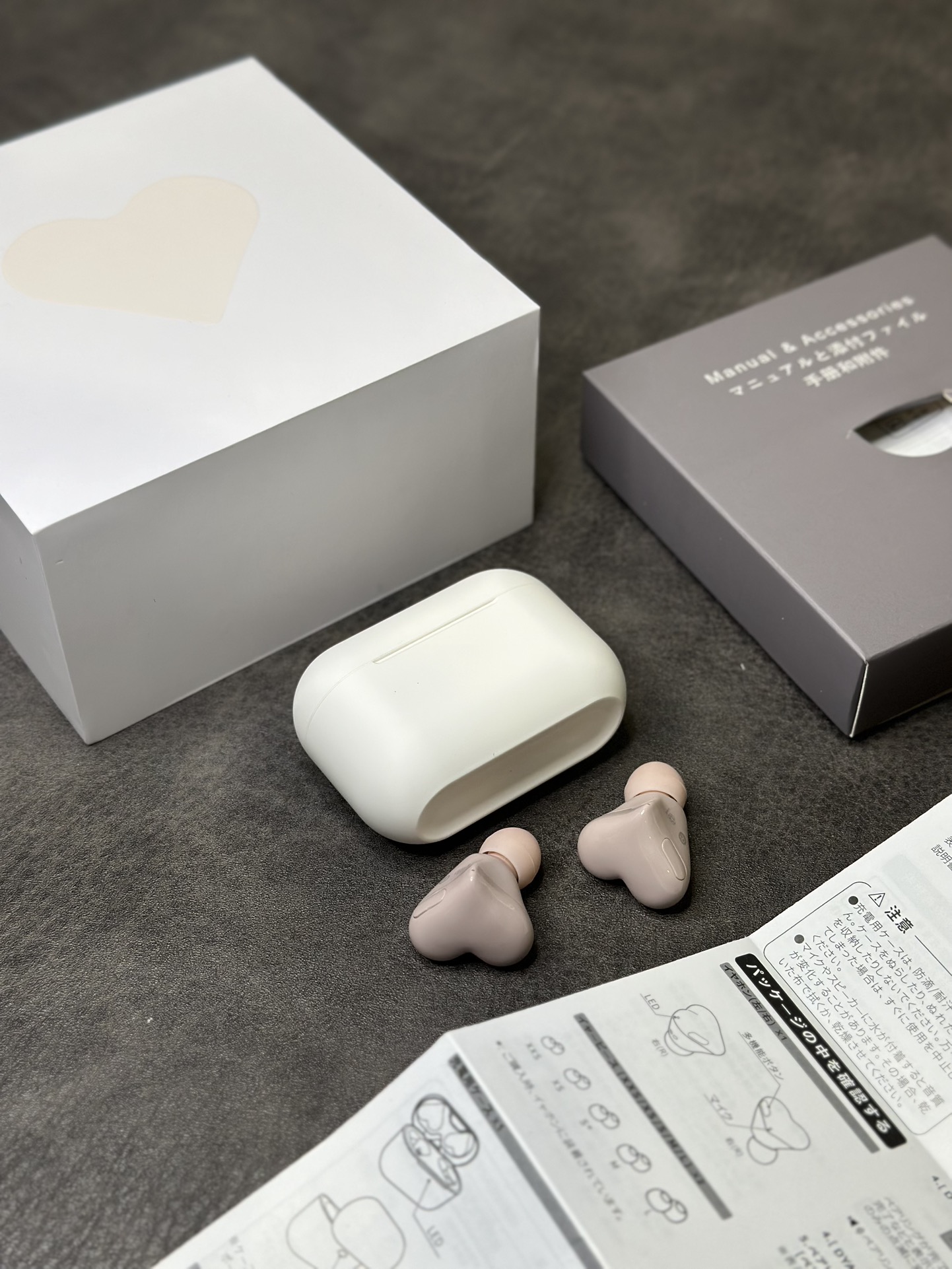 爆款出货💰130
正确版 Osyairo HeartBuds❤️爱心蓝牙耳机
造型非常独特 既能听歌又能当饰品
日本韩国各大网红潮人纷纷入手 摆拍非常好看
这么好看的外观能俘虏一大批女生的芳心
音质见仁见智 绝对能媲美千元级别耳机的音效

充满电续航时间可达6小时 待机3天左右
标配5副替换耳塞 尺寸能完美适配各种耳形
耳机侧面带控制按键 可切歌接电话语音助手等
目前粉色 紫色 红色三个颜色现货  红色比较热门
这么好看的耳机 送女性朋友一定是加分的哦‼️

原装一比一包装 外观不磨损可退换 保修3个月