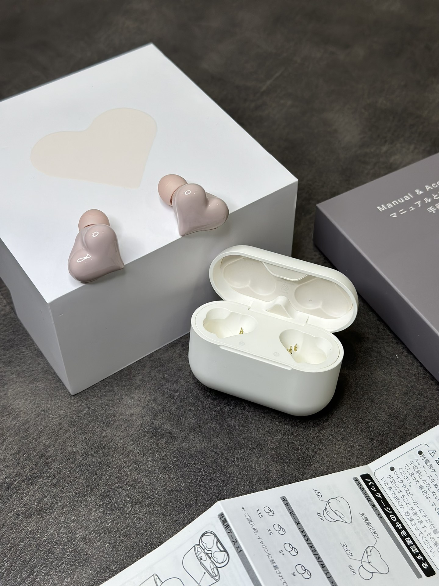 爆款出货💰130
正确版 Osyairo HeartBuds❤️爱心蓝牙耳机
造型非常独特 既能听歌又能当饰品
日本韩国各大网红潮人纷纷入手 摆拍非常好看
这么好看的外观能俘虏一大批女生的芳心
音质见仁见智 绝对能媲美千元级别耳机的音效

充满电续航时间可达6小时 待机3天左右
标配5副替换耳塞 尺寸能完美适配各种耳形
耳机侧面带控制按键 可切歌接电话语音助手等
目前粉色 紫色 红色三个颜色现货  红色比较热门
这么好看的耳机 送女性朋友一定是加分的哦‼️

原装一比一包装 外观不磨损可退换 保修3个月