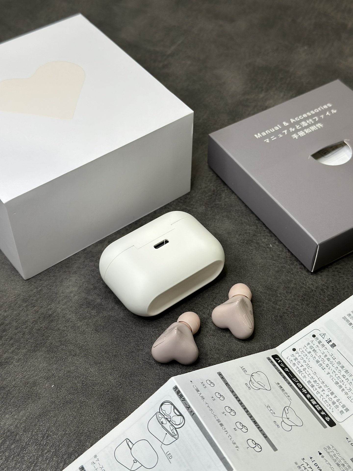 爆款出货💰130
正确版 Osyairo HeartBuds❤️爱心蓝牙耳机
造型非常独特 既能听歌又能当饰品
日本韩国各大网红潮人纷纷入手 摆拍非常好看
这么好看的外观能俘虏一大批女生的芳心
音质见仁见智 绝对能媲美千元级别耳机的音效

充满电续航时间可达6小时 待机3天左右
标配5副替换耳塞 尺寸能完美适配各种耳形
耳机侧面带控制按键 可切歌接电话语音助手等
目前粉色 紫色 红色三个颜色现货  红色比较热门
这么好看的耳机 送女性朋友一定是加分的哦‼️

原装一比一包装 外观不磨损可退换 保修3个月