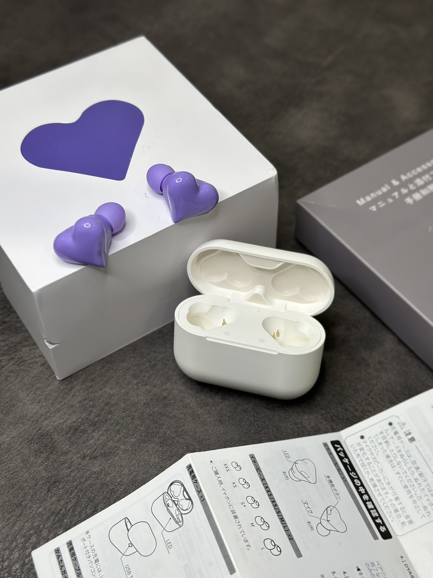 爆款出货💰130
正确版 Osyairo HeartBuds❤️爱心蓝牙耳机
造型非常独特 既能听歌又能当饰品
日本韩国各大网红潮人纷纷入手 摆拍非常好看
这么好看的外观能俘虏一大批女生的芳心
音质见仁见智 绝对能媲美千元级别耳机的音效

充满电续航时间可达6小时 待机3天左右
标配5副替换耳塞 尺寸能完美适配各种耳形
耳机侧面带控制按键 可切歌接电话语音助手等
目前粉色 紫色 红色三个颜色现货  红色比较热门
这么好看的耳机 送女性朋友一定是加分的哦‼️

原装一比一包装 外观不磨损可退换 保修3个月