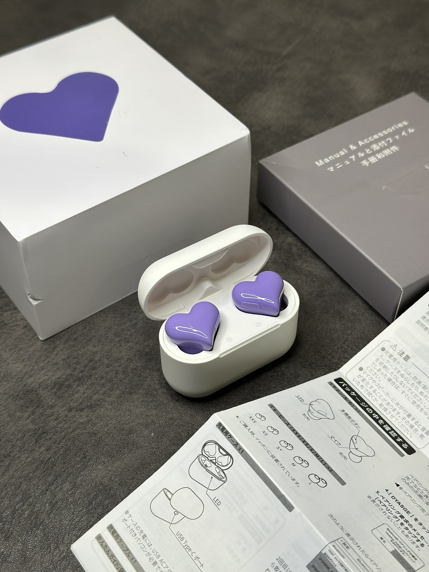 爆款出货💰130
正确版 Osyairo HeartBuds❤️爱心蓝牙耳机
造型非常独特 既能听歌又能当饰品
日本韩国各大网红潮人纷纷入手 摆拍非常好看
这么好看的外观能俘虏一大批女生的芳心
音质见仁见智 绝对能媲美千元级别耳机的音效

充满电续航时间可达6小时 待机3天左右
标配5副替换耳塞 尺寸能完美适配各种耳形
耳机侧面带控制按键 可切歌接电话语音助手等
目前粉色 紫色 红色三个颜色现货  红色比较热门
这么好看的耳机 送女性朋友一定是加分的哦‼️

原装一比一包装 外观不磨损可退换 保修3个月