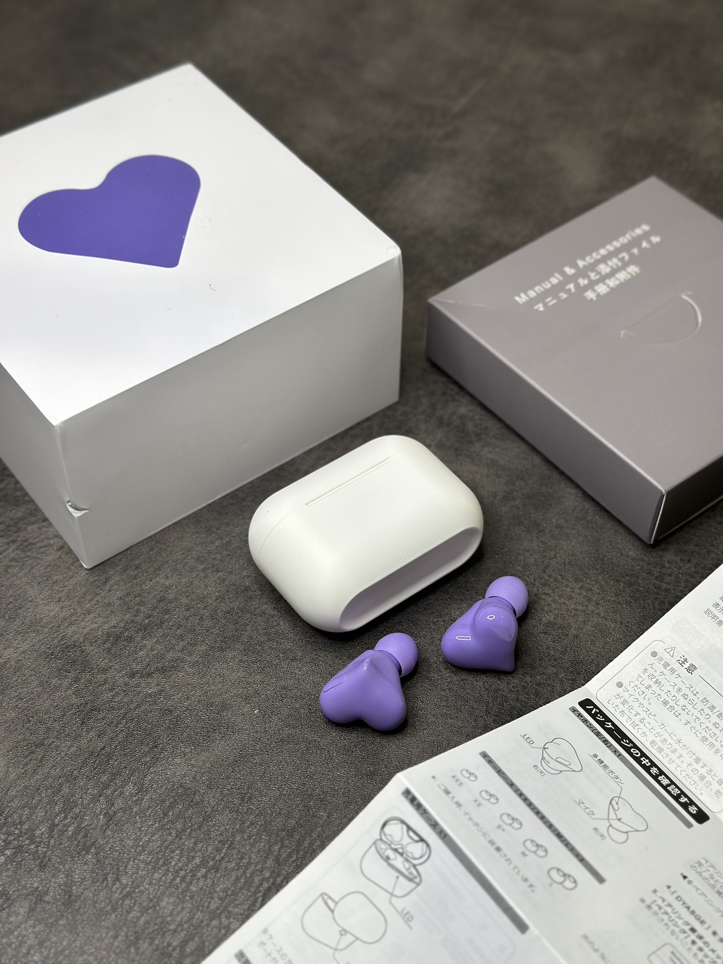 爆款出货💰130
正确版 Osyairo HeartBuds❤️爱心蓝牙耳机
造型非常独特 既能听歌又能当饰品
日本韩国各大网红潮人纷纷入手 摆拍非常好看
这么好看的外观能俘虏一大批女生的芳心
音质见仁见智 绝对能媲美千元级别耳机的音效

充满电续航时间可达6小时 待机3天左右
标配5副替换耳塞 尺寸能完美适配各种耳形
耳机侧面带控制按键 可切歌接电话语音助手等
目前粉色 紫色 红色三个颜色现货  红色比较热门
这么好看的耳机 送女性朋友一定是加分的哦‼️

原装一比一包装 外观不磨损可退换 保修3个月