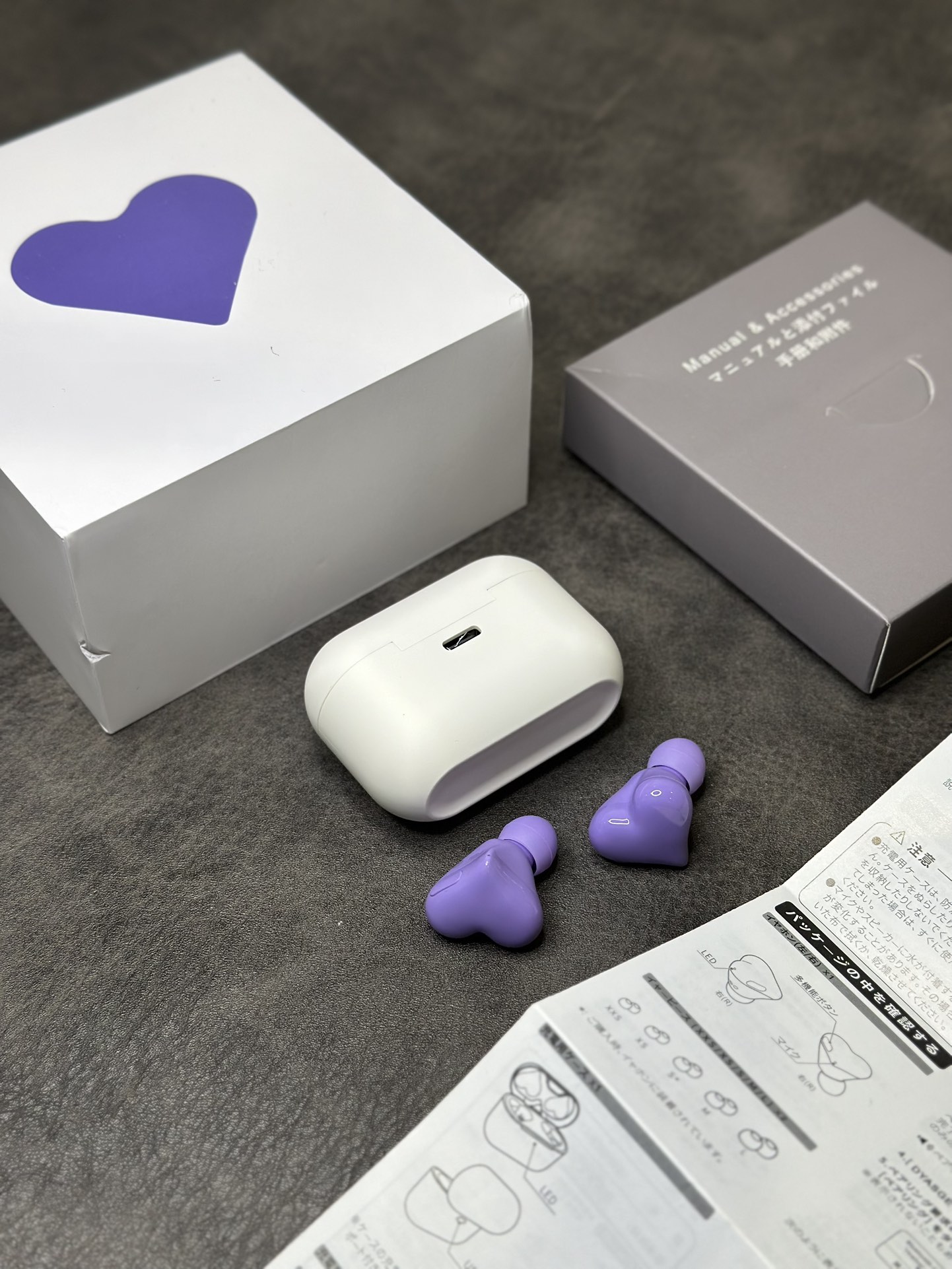 爆款出货💰130
正确版 Osyairo HeartBuds❤️爱心蓝牙耳机
造型非常独特 既能听歌又能当饰品
日本韩国各大网红潮人纷纷入手 摆拍非常好看
这么好看的外观能俘虏一大批女生的芳心
音质见仁见智 绝对能媲美千元级别耳机的音效

充满电续航时间可达6小时 待机3天左右
标配5副替换耳塞 尺寸能完美适配各种耳形
耳机侧面带控制按键 可切歌接电话语音助手等
目前粉色 紫色 红色三个颜色现货  红色比较热门
这么好看的耳机 送女性朋友一定是加分的哦‼️

原装一比一包装 外观不磨损可退换 保修3个月