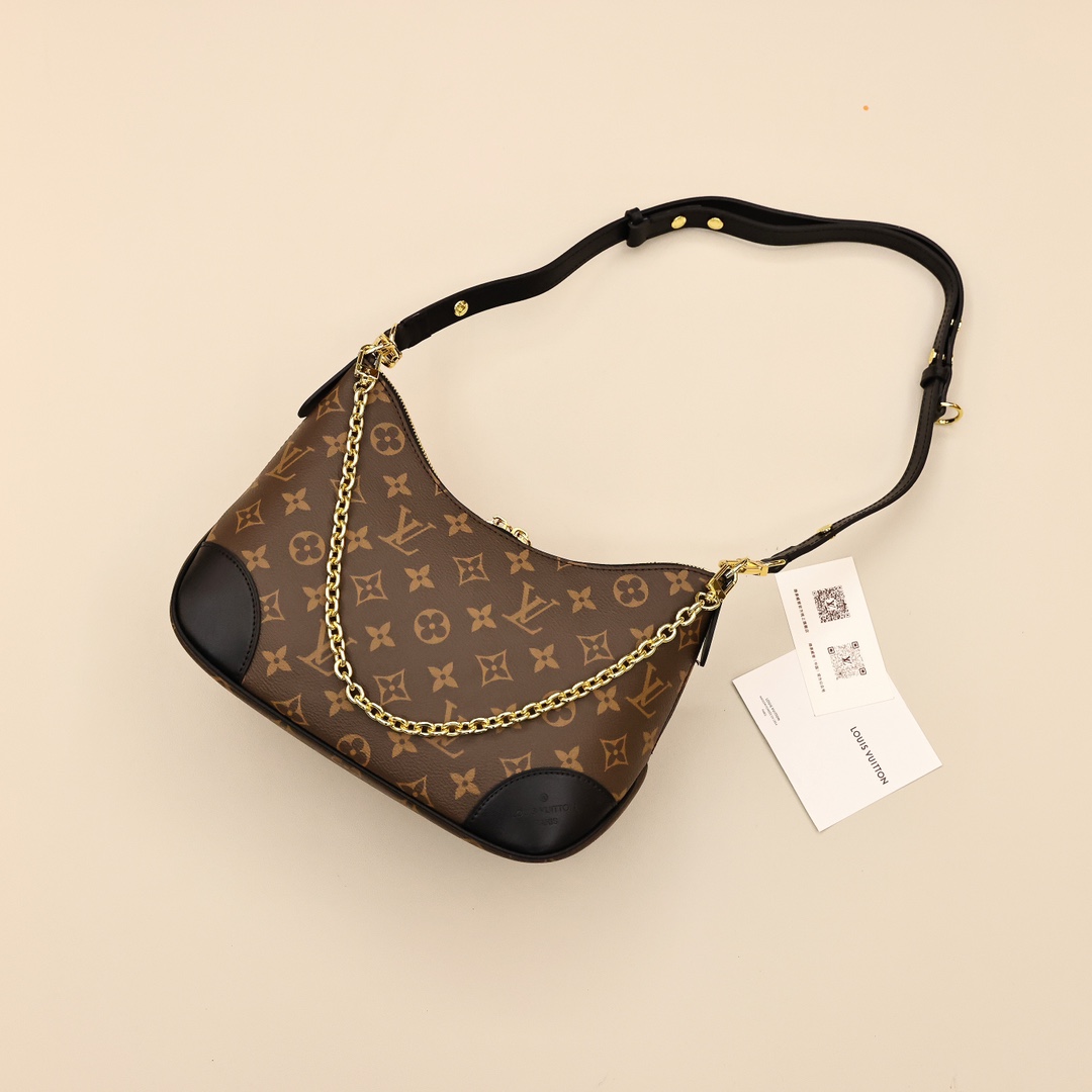 Lv Boulogne牛角包💰260
复古时髦且实用性强,简约的设计元素,加固的皮革边角,搭配链条让它的整体呈现不一样的感觉,肩带添加了可调节,多种背法,包包整体偏向年轻时尚,极具魅力的一款单品。
规格:29*16*9.5cm