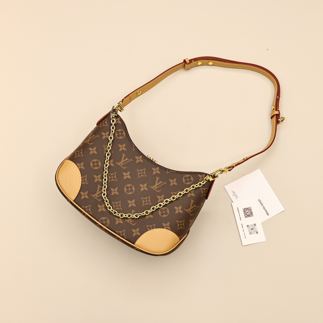 Lv Boulogne牛角包💰260
复古时髦且实用性强,简约的设计元素,加固的皮革边角,搭配链条让它的整体呈现不一样的感觉,肩带添加了可调节,多种背法,包包整体偏向年轻时尚,极具魅力的一款单品。
规格:29*16*9.5cm