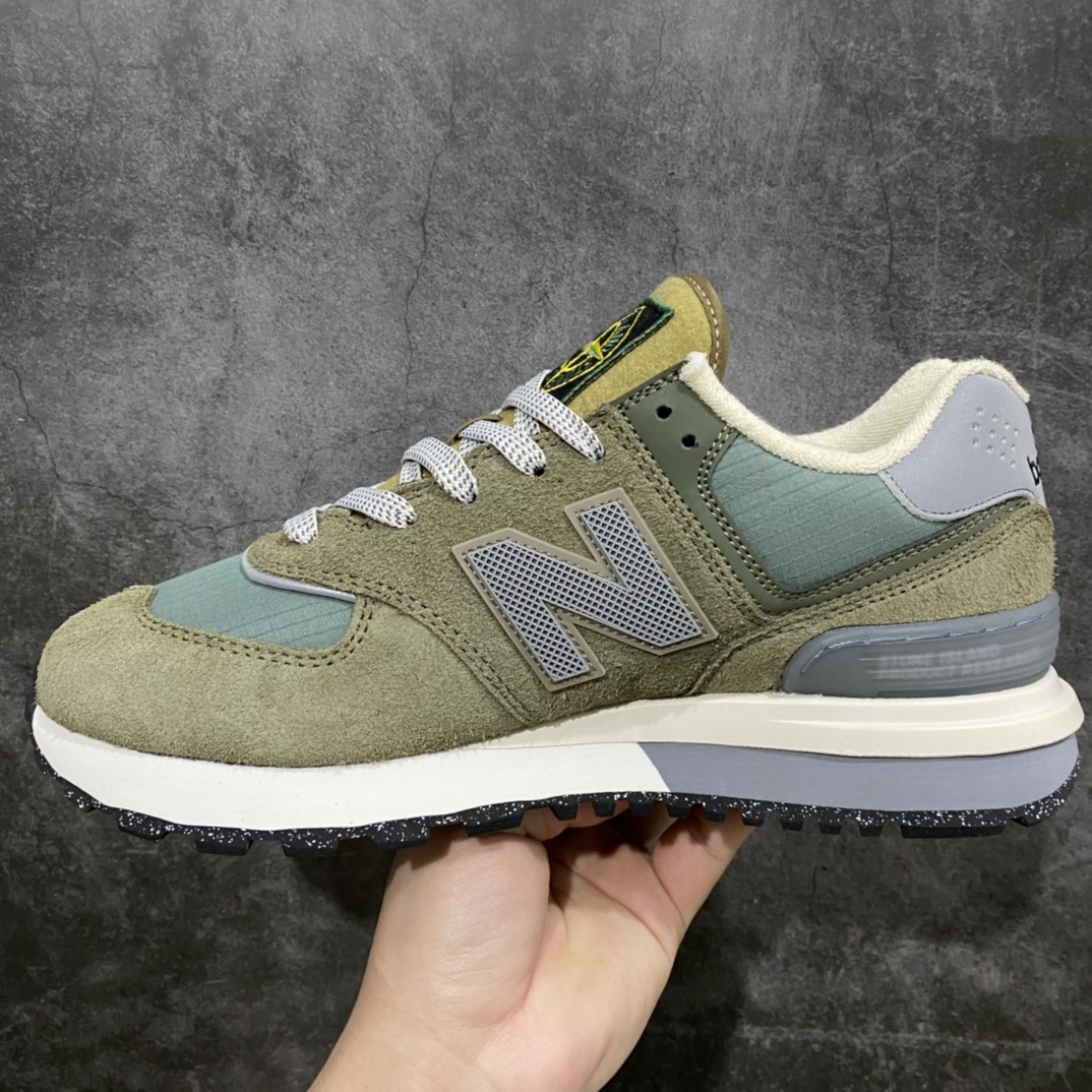 图片[2]-石头岛Stone Island x NB新百伦New Balance U574升级版系列低帮复古休闲运动慢跑鞋“联名军绿灰”U574LGSTnStone Island x New Balance 574 Legacy迎来国内登场。作为双方的联名新品，一改此前的迎合跑鞋鞋型，采用更加适合日常穿搭上脚的 New Balance 574 Legacy 很难不让玩家动心，尤其是热衷 Stone Island 的岛民朋友。而此次更是采用 574 Legacy 作为蓝本，鞋款规格以及做工上更加精良。此次双方在配色选择上军绿色以及灰色作为主调，凸显出与 Stone Island 联名的硬核气质。优质的鞋身材质，也让整双鞋在熟悉的鞋型设计上，焕发出新的生机。鞋舌、鞋跟以及鞋垫点缀 Stone Island 标志性 LOGO，防撕裂织物鞋面、ABZORB 中底保证日常上脚的舒适度。 尺码：36 36.5 37.5 38 38.5 39.5 40 40.5 41.5 42 42.5 43 44 45 46-莆田鞋批发中心