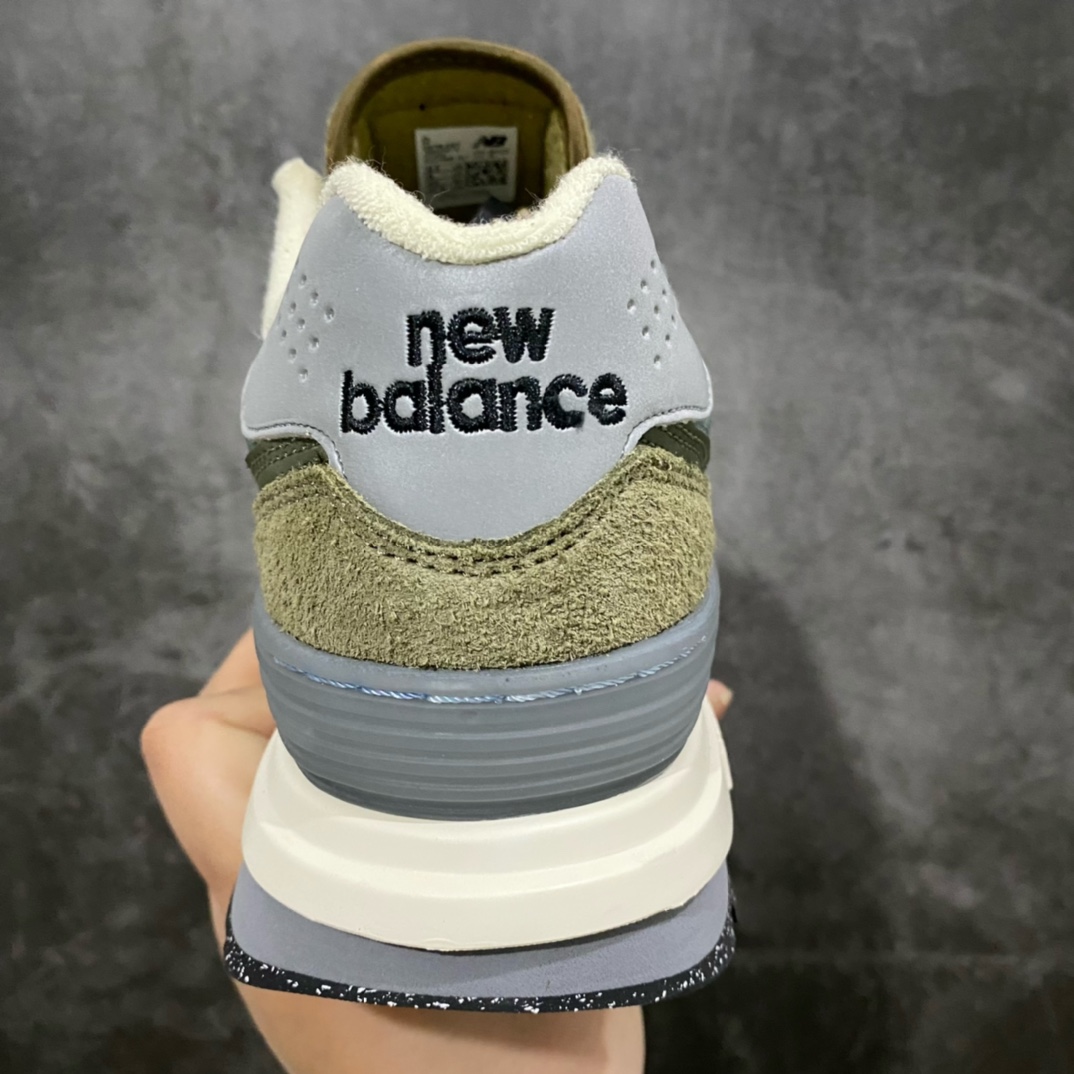 图片[4]-石头岛Stone Island x NB新百伦New Balance U574升级版系列低帮复古休闲运动慢跑鞋“联名军绿灰”U574LGSTnStone Island x New Balance 574 Legacy迎来国内登场。作为双方的联名新品，一改此前的迎合跑鞋鞋型，采用更加适合日常穿搭上脚的 New Balance 574 Legacy 很难不让玩家动心，尤其是热衷 Stone Island 的岛民朋友。而此次更是采用 574 Legacy 作为蓝本，鞋款规格以及做工上更加精良。此次双方在配色选择上军绿色以及灰色作为主调，凸显出与 Stone Island 联名的硬核气质。优质的鞋身材质，也让整双鞋在熟悉的鞋型设计上，焕发出新的生机。鞋舌、鞋跟以及鞋垫点缀 Stone Island 标志性 LOGO，防撕裂织物鞋面、ABZORB 中底保证日常上脚的舒适度。 尺码：36 36.5 37.5 38 38.5 39.5 40 40.5 41.5 42 42.5 43 44 45 46-莆田鞋批发中心