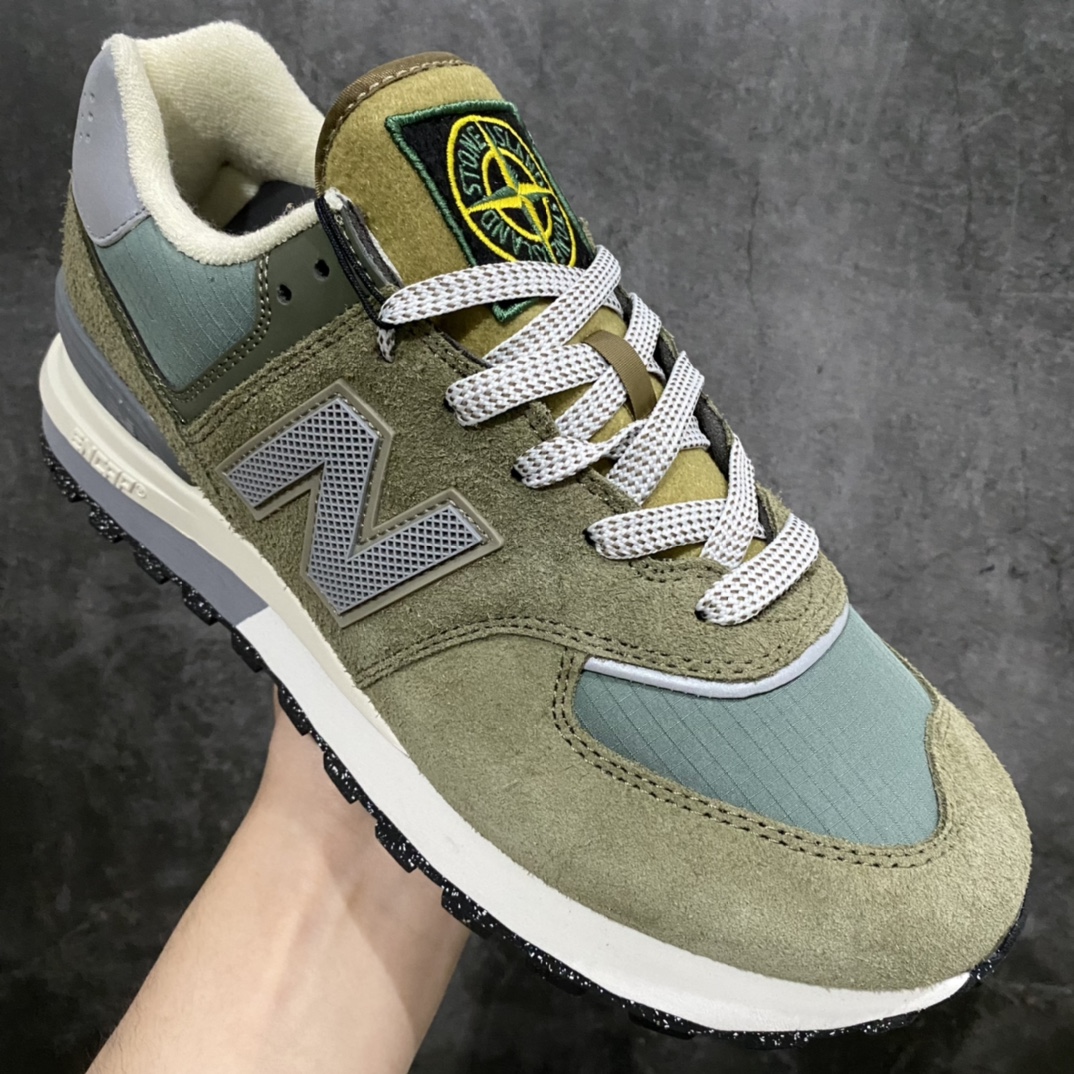 图片[3]-石头岛Stone Island x NB新百伦New Balance U574升级版系列低帮复古休闲运动慢跑鞋“联名军绿灰”U574LGSTnStone Island x New Balance 574 Legacy迎来国内登场。作为双方的联名新品，一改此前的迎合跑鞋鞋型，采用更加适合日常穿搭上脚的 New Balance 574 Legacy 很难不让玩家动心，尤其是热衷 Stone Island 的岛民朋友。而此次更是采用 574 Legacy 作为蓝本，鞋款规格以及做工上更加精良。此次双方在配色选择上军绿色以及灰色作为主调，凸显出与 Stone Island 联名的硬核气质。优质的鞋身材质，也让整双鞋在熟悉的鞋型设计上，焕发出新的生机。鞋舌、鞋跟以及鞋垫点缀 Stone Island 标志性 LOGO，防撕裂织物鞋面、ABZORB 中底保证日常上脚的舒适度。 尺码：36 36.5 37.5 38 38.5 39.5 40 40.5 41.5 42 42.5 43 44 45 46-莆田鞋批发中心