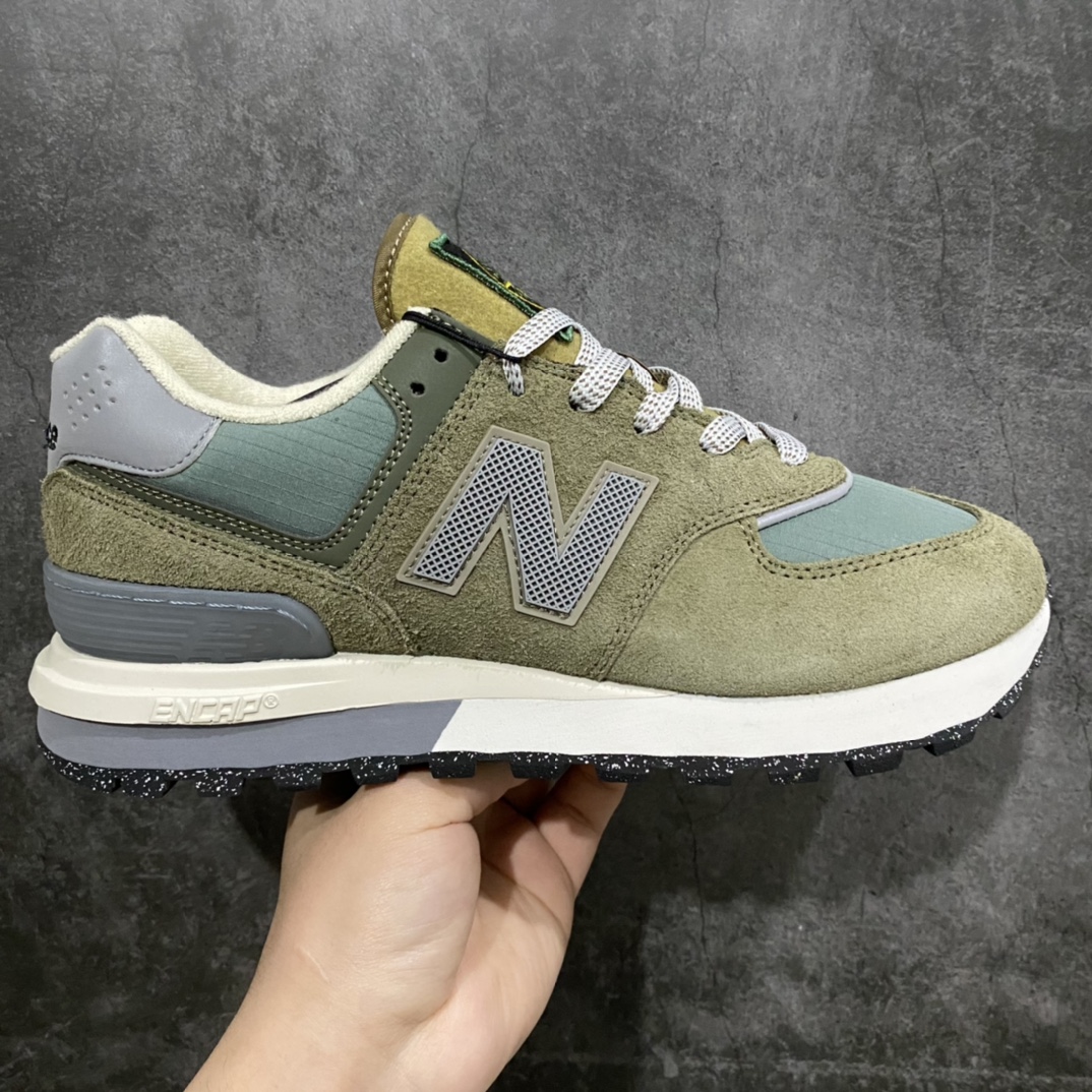 石头岛Stone Island x NB新百伦New Balance U574升级版系列低帮复古休闲运动慢跑鞋“联名军绿灰”U574LGSTnStone Island x New Balance 574 Legacy迎来国内登场。作为双方的联名新品，一改此前的迎合跑鞋鞋型，采用更加适合日常穿搭上脚的 New Balance 574 Legacy 很难不让玩家动心，尤其是热衷 Stone Island 的岛民朋友。而此次更是采用 574 Legacy 作为蓝本，鞋款规格以及做工上更加精良。此次双方在配色选择上军绿色以及灰色作为主调，凸显出与 Stone Island 联名的硬核气质。优质的鞋身材质，也让整双鞋在熟悉的鞋型设计上，焕发出新的生机。鞋舌、鞋跟以及鞋垫点缀 Stone Island 标志性 LOGO，防撕裂织物鞋面、ABZORB 中底保证日常上脚的舒适度。 尺码：36 36.5 37.5 38 38.5 39.5 40 40.5 41.5 42 42.5 43 44 45 46-莆田鞋批发中心