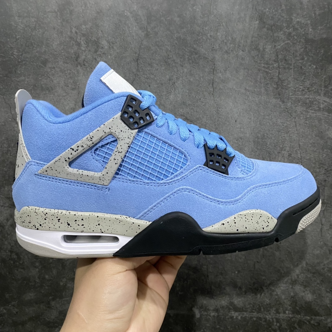 绿X版本Air Jordan AJ4 Retro SE \”University Blue\”大学蓝 货号：CT8527-400n圈内最强四代 耗时半年巨作 全套原纸板楦头开发 原厂特供皮料加持 确保原汁原味 完美呈现四代版型 一比一鞋头弧度高度鞋身弧度 数据细节工艺流程均保持原鞋一致 原厂TPU网格鞋带扣 正确内里网布 菱角分明不变形无多余毛边 柔软性质感一致于原鞋 市场唯一原厂鞋扣模具 背面可见隐藏注塑口 原厂织唛标 原厂飞人电绣工艺 尾指中部跳三针 独家绑鞋带手法 印刷中底布 四线拉帮 米色美纹纸贴合固定 进口港宝加持 后跟自然饱满 全鞋荧光划线卡点 追求极致完美 每一双都是工艺品 多重QC质检 超越公司货的品控标准 实实在在的免检产品  尺码：40 40.5 41 42 42.5 43 44 44.5 45 46 47.5-莆田鞋批发中心