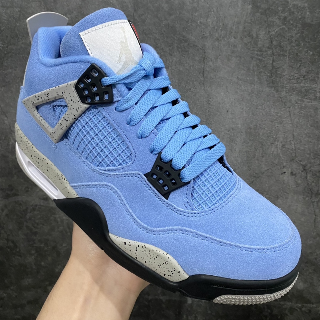 图片[3]-绿X版本Air Jordan AJ4 Retro SE \”University Blue\”大学蓝 货号：CT8527-400n圈内最强四代 耗时半年巨作 全套原纸板楦头开发 原厂特供皮料加持 确保原汁原味 完美呈现四代版型 一比一鞋头弧度高度鞋身弧度 数据细节工艺流程均保持原鞋一致 原厂TPU网格鞋带扣 正确内里网布 菱角分明不变形无多余毛边 柔软性质感一致于原鞋 市场唯一原厂鞋扣模具 背面可见隐藏注塑口 原厂织唛标 原厂飞人电绣工艺 尾指中部跳三针 独家绑鞋带手法 印刷中底布 四线拉帮 米色美纹纸贴合固定 进口港宝加持 后跟自然饱满 全鞋荧光划线卡点 追求极致完美 每一双都是工艺品 多重QC质检 超越公司货的品控标准 实实在在的免检产品  尺码：40 40.5 41 42 42.5 43 44 44.5 45 46 47.5-莆田鞋批发中心