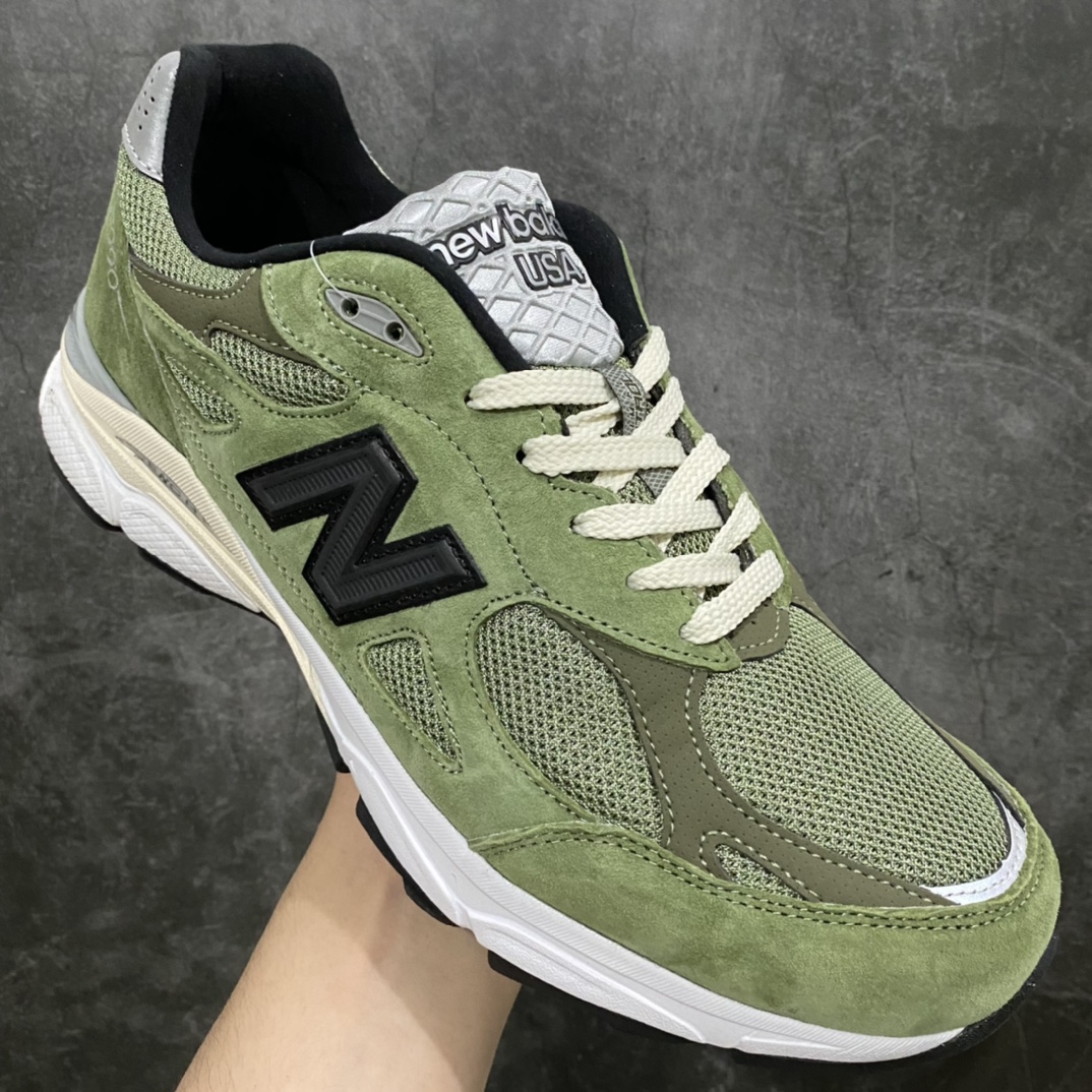 图片[3]-K版纯原 JJJJound x New Balance M990JD3 新百伦NB990V3 联名草绿色 第三代总统复古慢跑鞋n正确3M反光细节 原楦原纸版开发 正确6层组合底模精密开发 搭载全新碳素中底 后跟透明TPU水晶装饰条稳固 沿用了引以为傲的跑鞋手工技艺 采用猪皮绒面并包裹局部透气网面的鞋身设计 菱网鞋舌上刻有New Balance USA 鞋面依旧身着经典的大热之灰 彰显了其高端的品质身份  尺码：36 37 37.5 38 38.5 39 40 40.5 41.5 42 42.5 43 44 45-莆田鞋批发中心