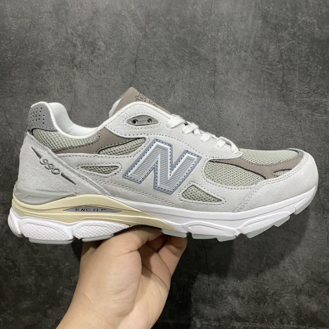 K版纯原 New Balance M990SC3 新百伦NB990V3 浅灰色 第三代总统复古慢跑鞋正确3M反光细节 原楦原纸版开发 正确6层组合底模精密开发 搭载全新碳素中底 后跟透明TPU水晶装饰条稳固 沿用了引以为傲的跑鞋手工技艺 采用猪皮绒面并包裹局部透气网面的鞋身设计 菱网鞋舌上刻有New Balance USA 鞋面依旧身着经典的大热之灰 彰显了其高端的品质身份  尺码：36 37 37.5 38 38.5 39 40 40.5 41.5 42 42.5 43 44 45-莆田鞋批发中心