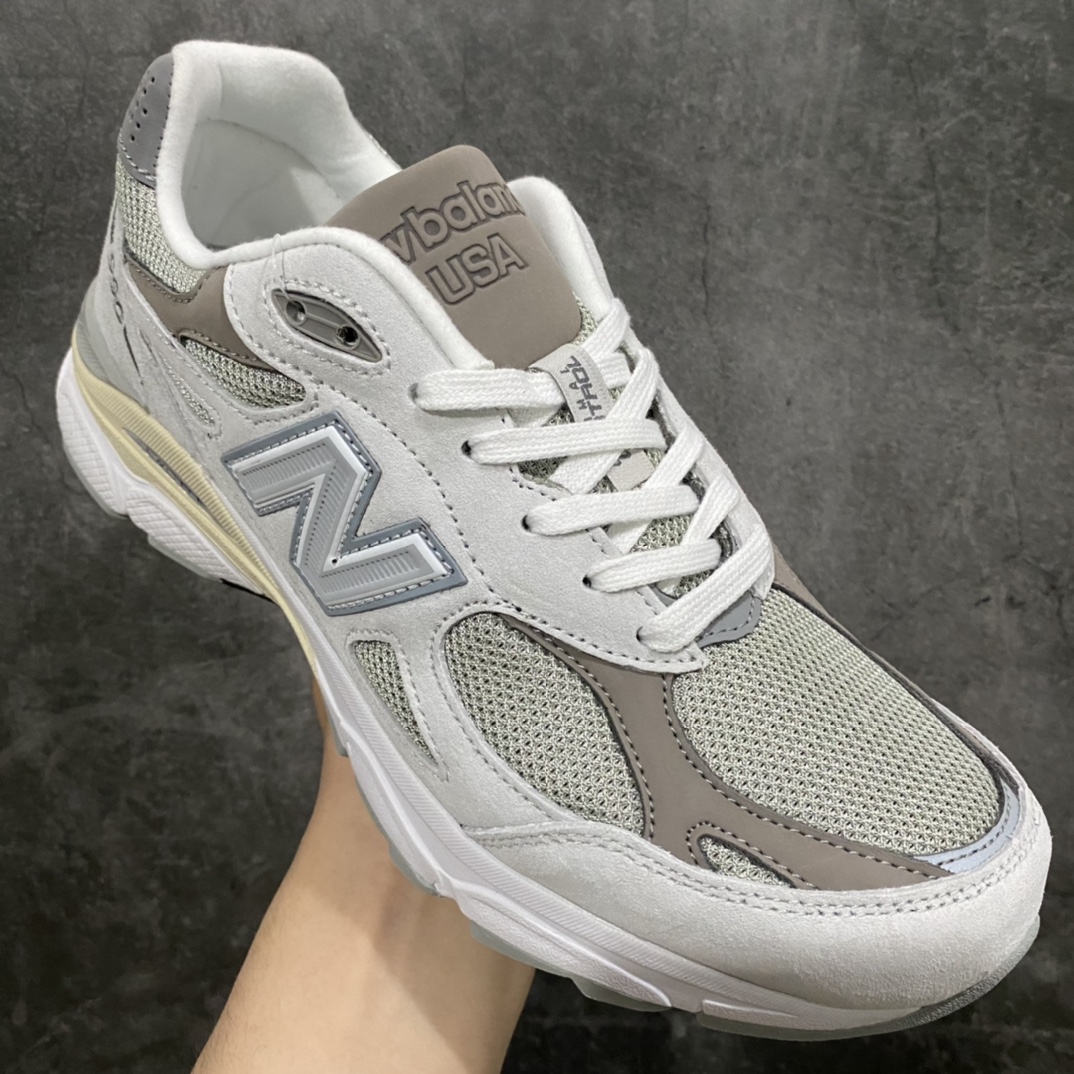 图片[3]-K版纯原 New Balance M990SC3 新百伦NB990V3 浅灰色 第三代总统复古慢跑鞋正确3M反光细节 原楦原纸版开发 正确6层组合底模精密开发 搭载全新碳素中底 后跟透明TPU水晶装饰条稳固 沿用了引以为傲的跑鞋手工技艺 采用猪皮绒面并包裹局部透气网面的鞋身设计 菱网鞋舌上刻有New Balance USA 鞋面依旧身着经典的大热之灰 彰显了其高端的品质身份  尺码：36 37 37.5 38 38.5 39 40 40.5 41.5 42 42.5 43 44 45-莆田鞋批发中心