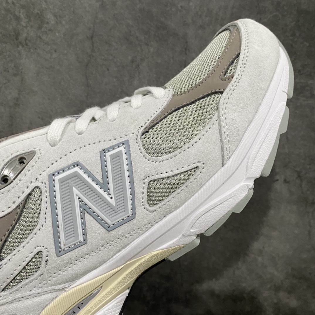 图片[6]-K版纯原 New Balance M990SC3 新百伦NB990V3 浅灰色 第三代总统复古慢跑鞋正确3M反光细节 原楦原纸版开发 正确6层组合底模精密开发 搭载全新碳素中底 后跟透明TPU水晶装饰条稳固 沿用了引以为傲的跑鞋手工技艺 采用猪皮绒面并包裹局部透气网面的鞋身设计 菱网鞋舌上刻有New Balance USA 鞋面依旧身着经典的大热之灰 彰显了其高端的品质身份  尺码：36 37 37.5 38 38.5 39 40 40.5 41.5 42 42.5 43 44 45-莆田鞋批发中心